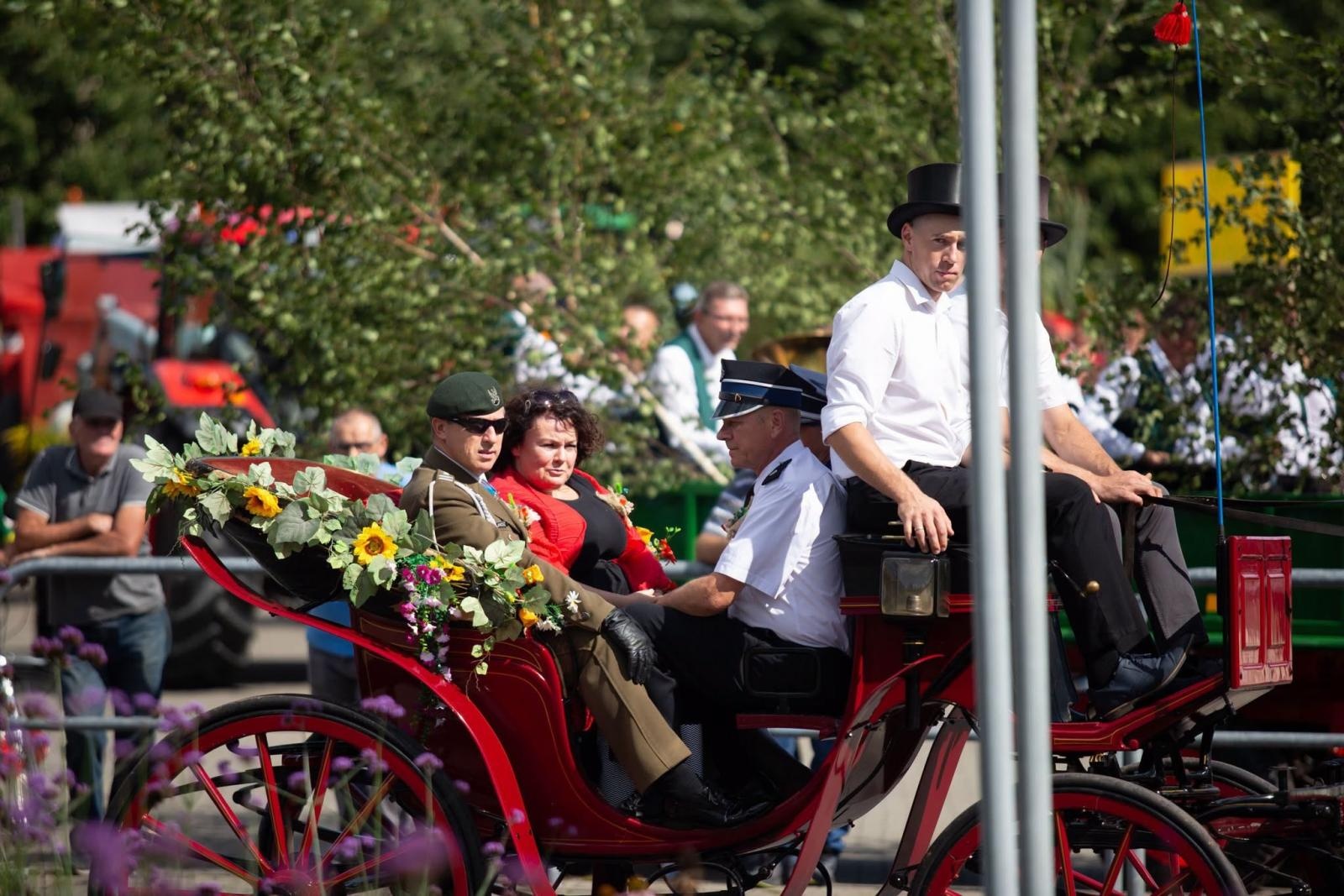 Zdjęcie w galerii na portalu naszwodzislaw.com: Korowód przejechał ulicami Radlina. Tak mieszkańcy świętowali dożynki [FOTO] wiadomości z regionu