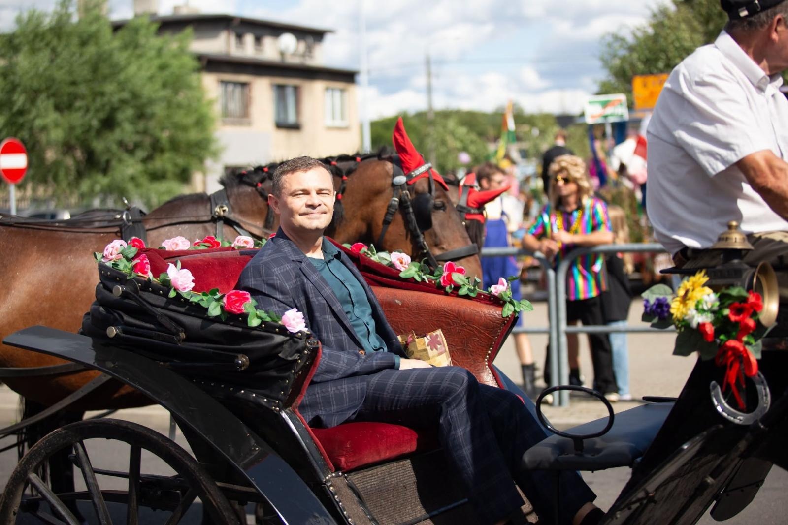 Zdjęcie w galerii na portalu naszwodzislaw.com: Korowód przejechał ulicami Radlina. Tak mieszkańcy świętowali dożynki [FOTO] wiadomości z regionu