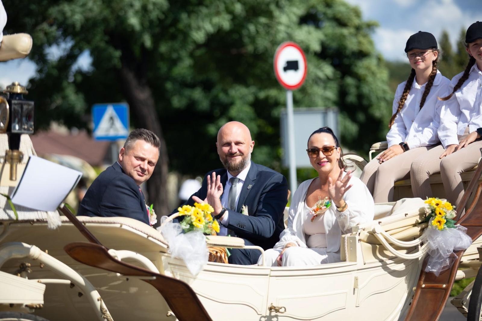 Zdjęcie w galerii na portalu naszwodzislaw.com: Korowód przejechał ulicami Radlina. Tak mieszkańcy świętowali dożynki [FOTO] wiadomości z regionu