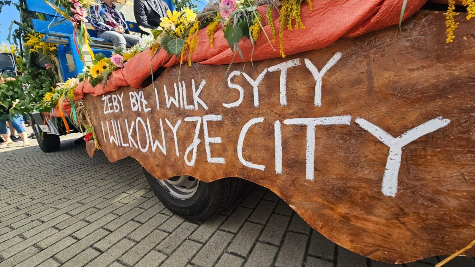 Zdjęcie w galerii na portalu naszwodzislaw.com: Korowód przejechał ulicami Radlina. Tak mieszkańcy świętowali dożynki [FOTO] wiadomości z regionu