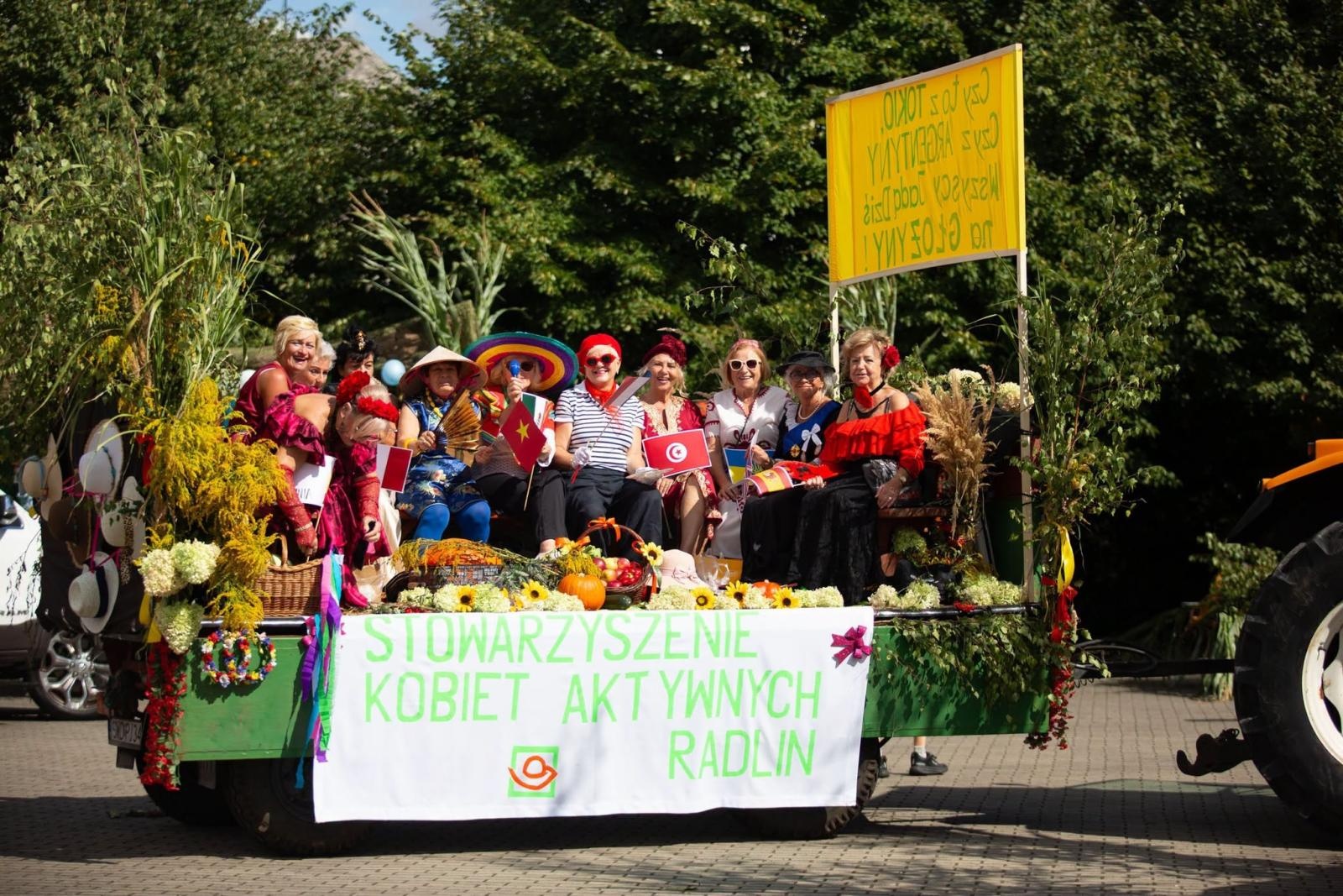 Zdjęcie w galerii na portalu naszwodzislaw.com: Korowód przejechał ulicami Radlina. Tak mieszkańcy świętowali dożynki [FOTO] wiadomości z regionu
