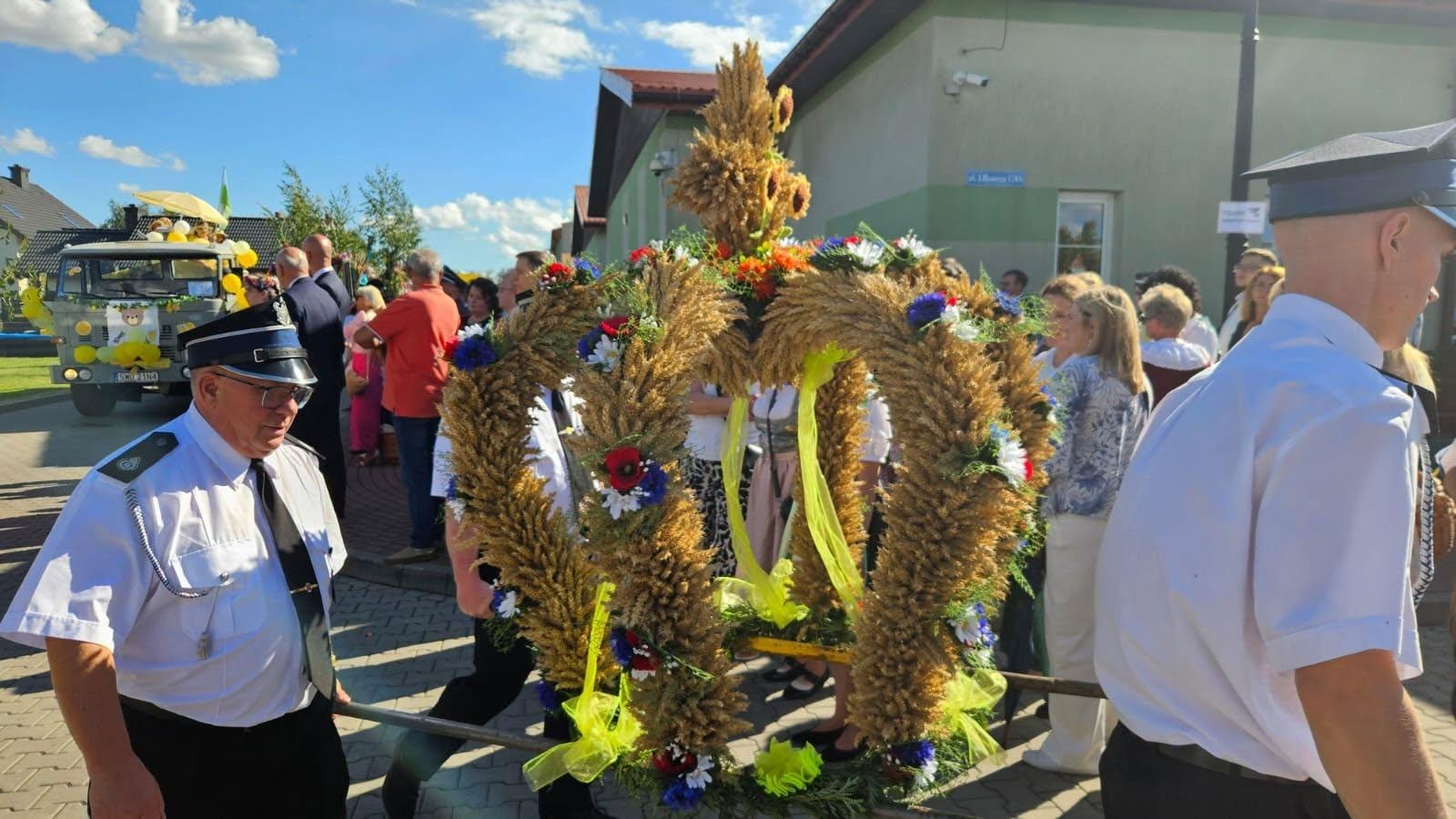 Zdjęcie w galerii na portalu naszwodzislaw.com: Korowód przejechał ulicami Radlina. Tak mieszkańcy świętowali dożynki [FOTO] wiadomości z regionu