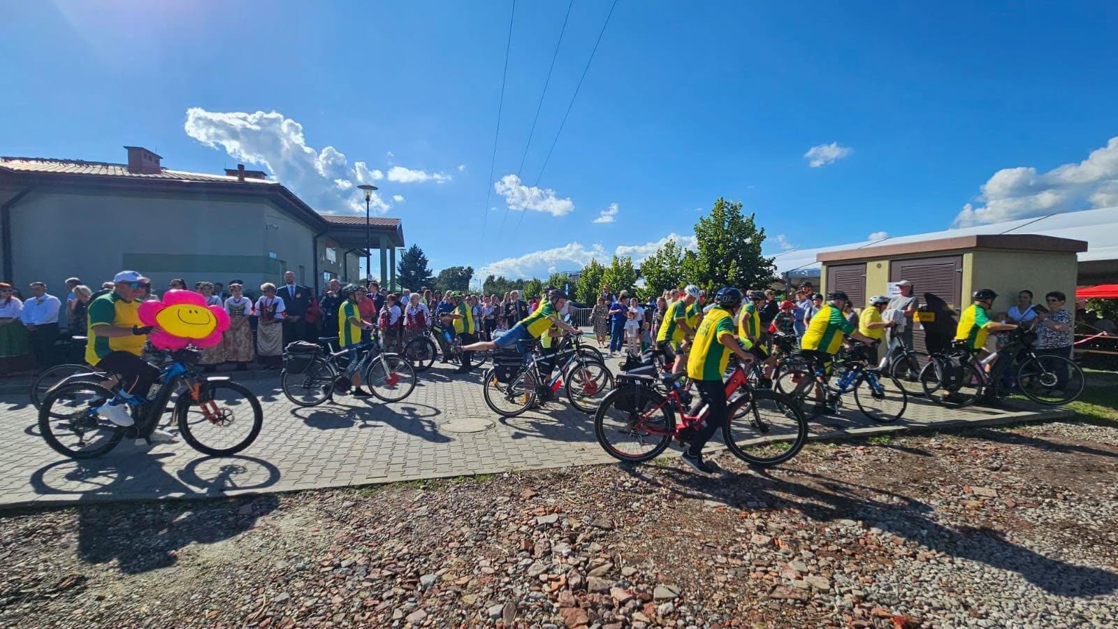 Zdjęcie w galerii na portalu naszwodzislaw.com: Korowód przejechał ulicami Radlina. Tak mieszkańcy świętowali dożynki [FOTO] wiadomości z regionu
