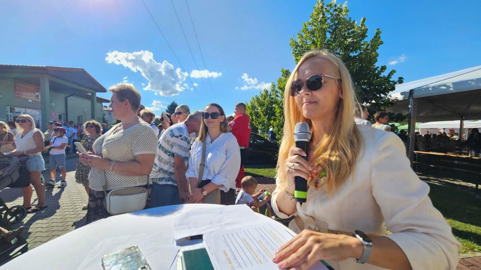 Zdjęcie w galerii na portalu naszwodzislaw.com: Korowód przejechał ulicami Radlina. Tak mieszkańcy świętowali dożynki [FOTO] wiadomości z regionu