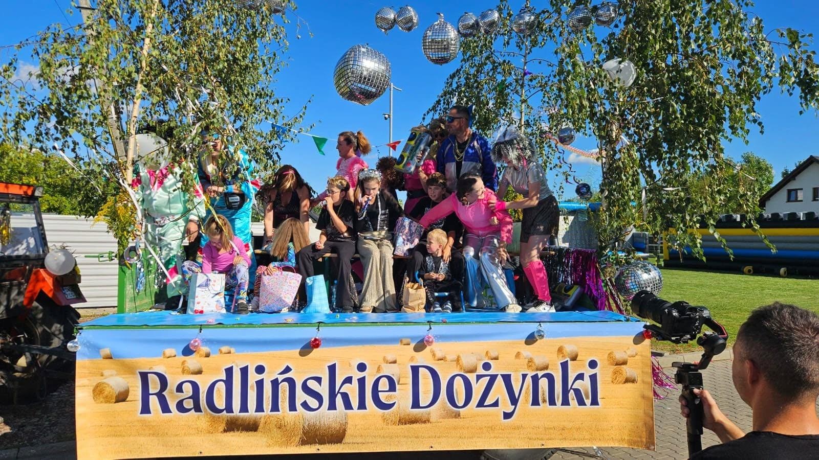 Zdjęcie w galerii na portalu naszwodzislaw.com: Korowód przejechał ulicami Radlina. Tak mieszkańcy świętowali dożynki [FOTO] wiadomości z regionu