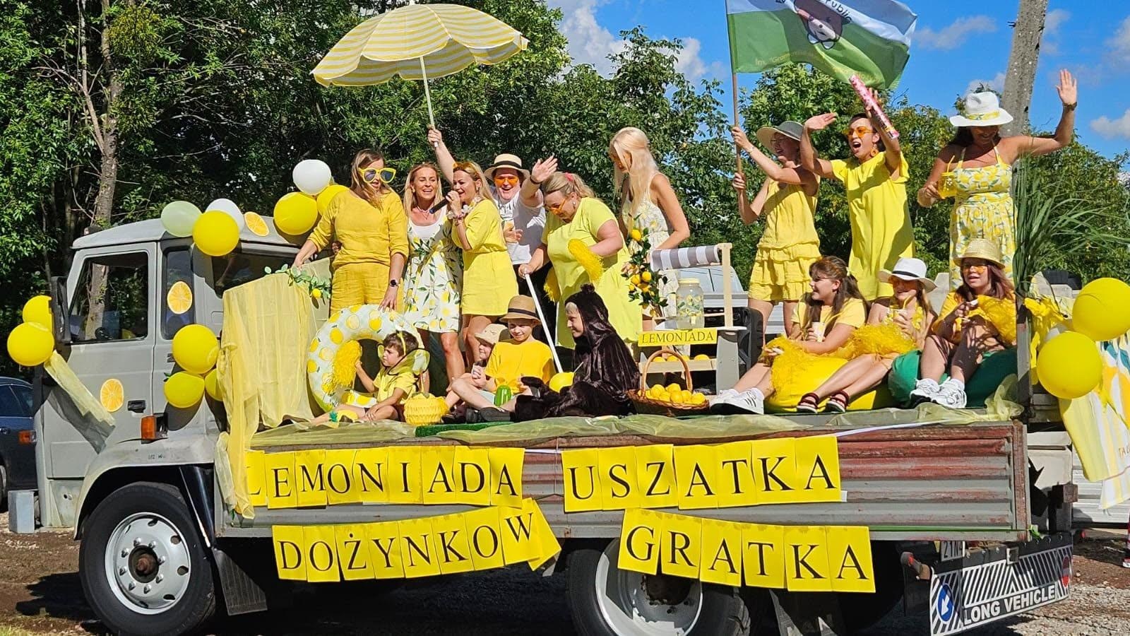 Zdjęcie w galerii na portalu naszwodzislaw.com: Korowód przejechał ulicami Radlina. Tak mieszkańcy świętowali dożynki [FOTO] wiadomości z regionu