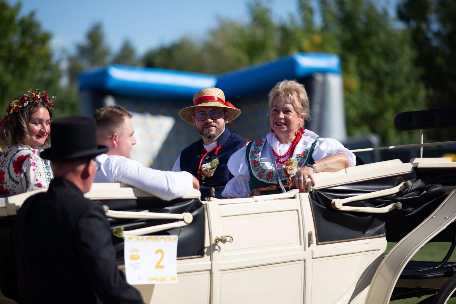 Zdjęcie w galerii na portalu naszwodzislaw.com: Korowód przejechał ulicami Radlina. Tak mieszkańcy świętowali dożynki [FOTO] wiadomości z regionu