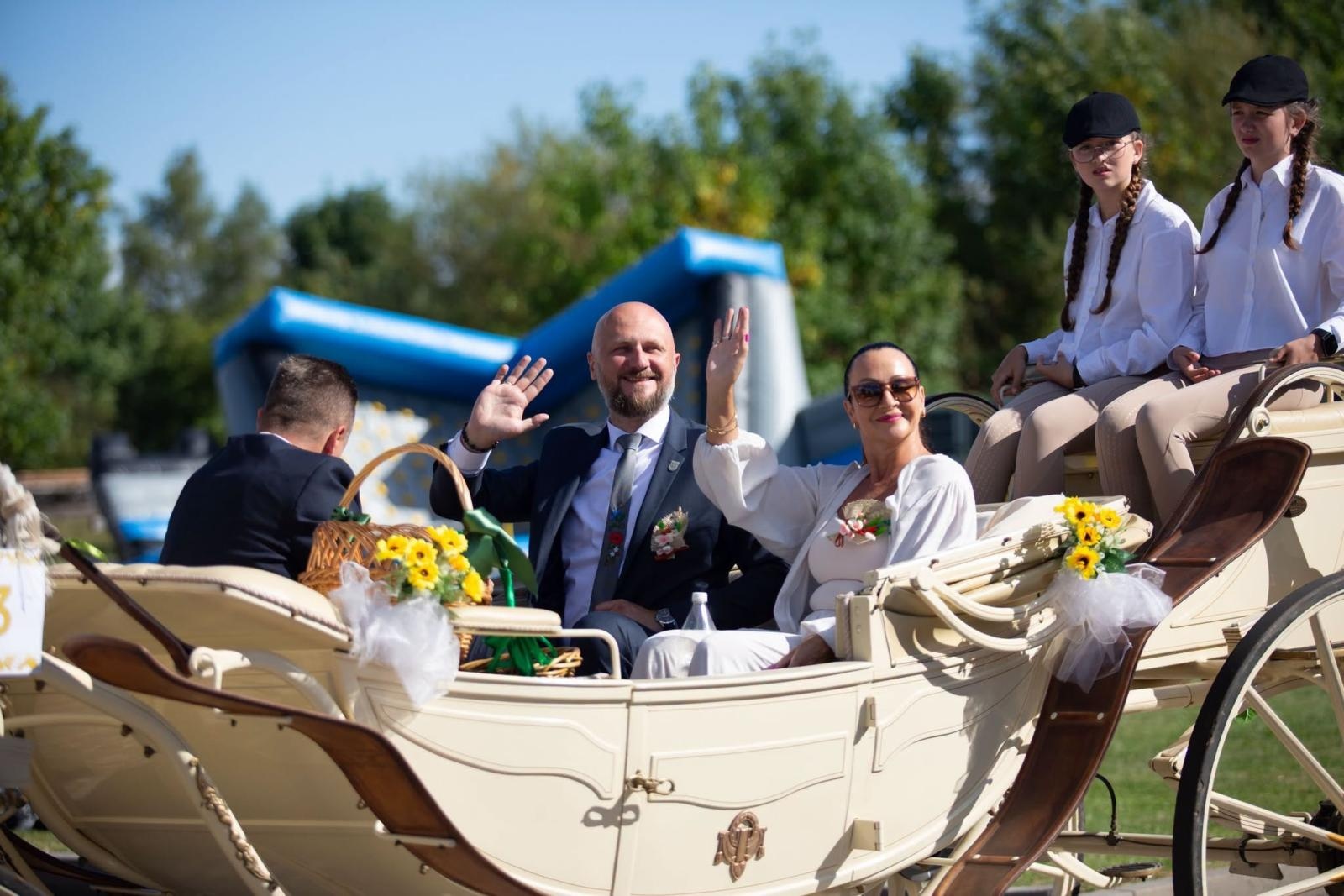 Zdjęcie w galerii na portalu naszwodzislaw.com: Korowód przejechał ulicami Radlina. Tak mieszkańcy świętowali dożynki [FOTO] wiadomości z regionu