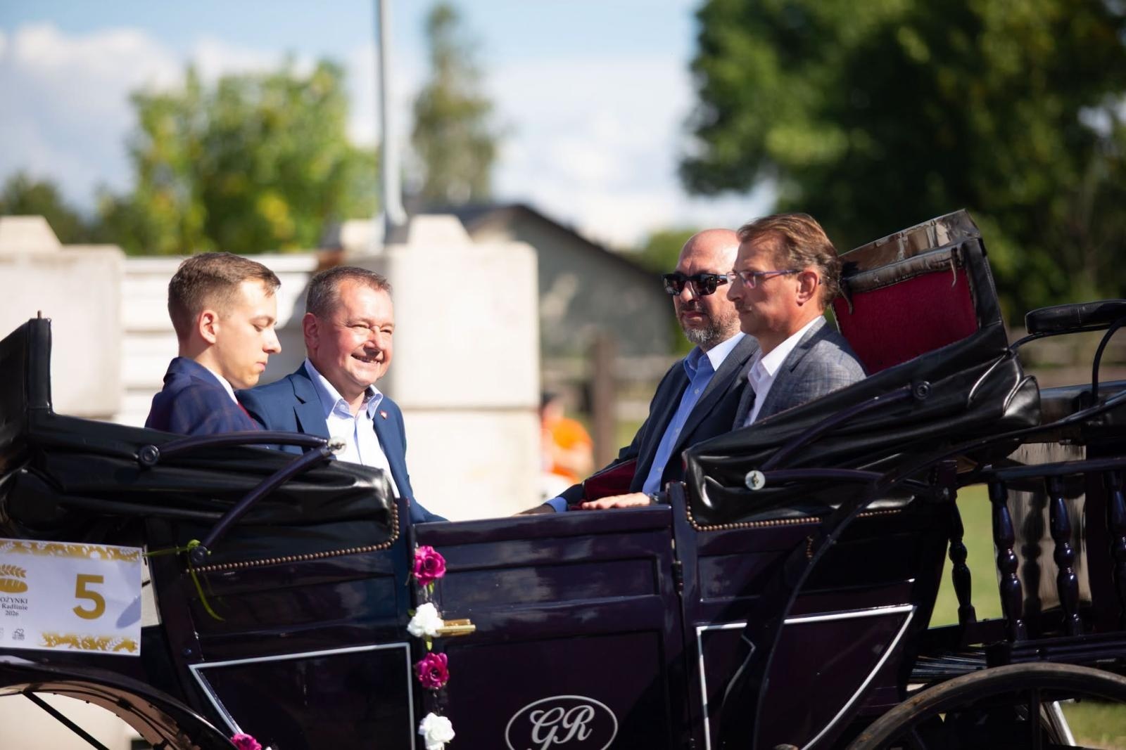 Zdjęcie w galerii na portalu naszwodzislaw.com: Korowód przejechał ulicami Radlina. Tak mieszkańcy świętowali dożynki [FOTO] wiadomości z regionu