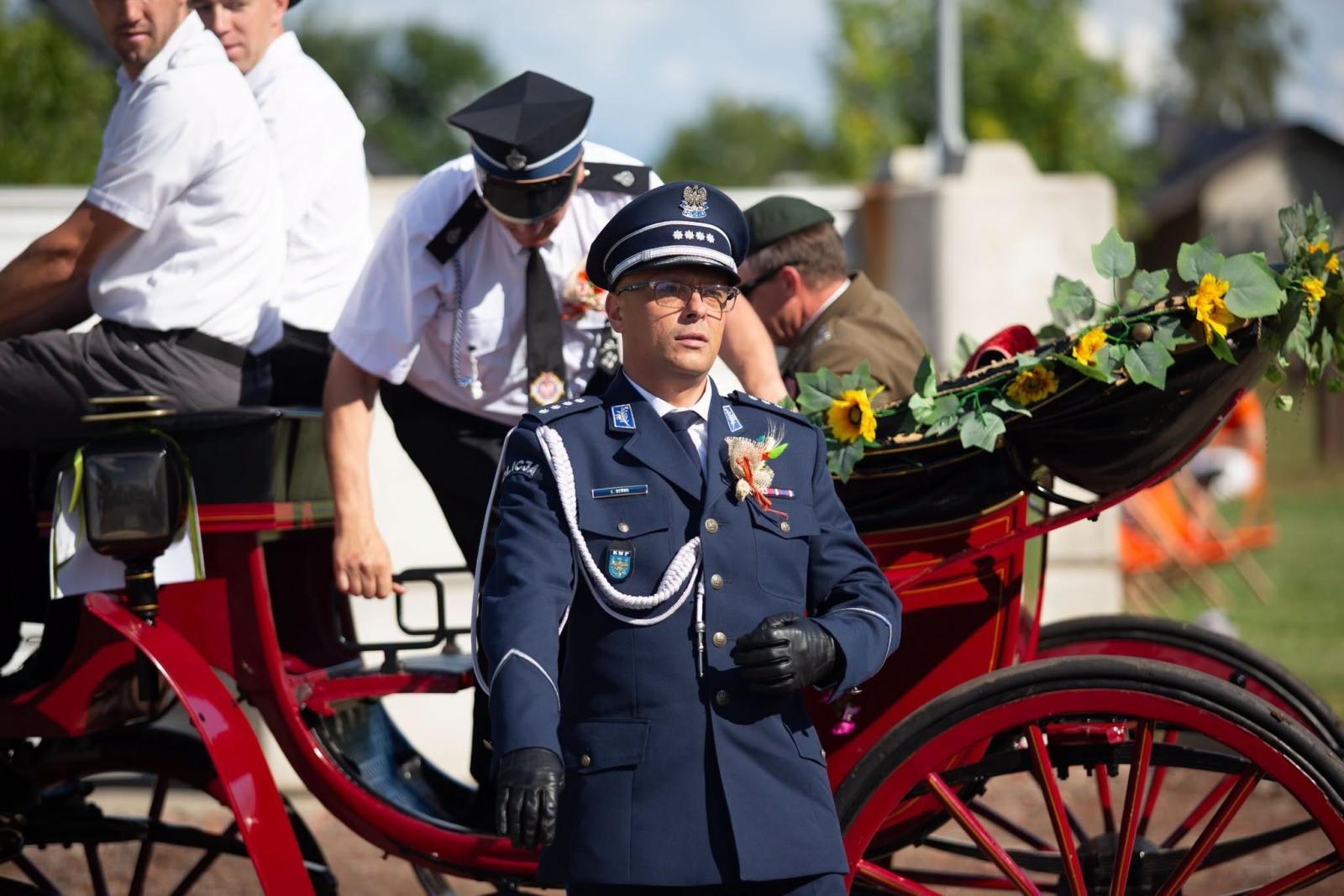 Zdjęcie w galerii na portalu naszwodzislaw.com: Korowód przejechał ulicami Radlina. Tak mieszkańcy świętowali dożynki [FOTO] wiadomości z regionu