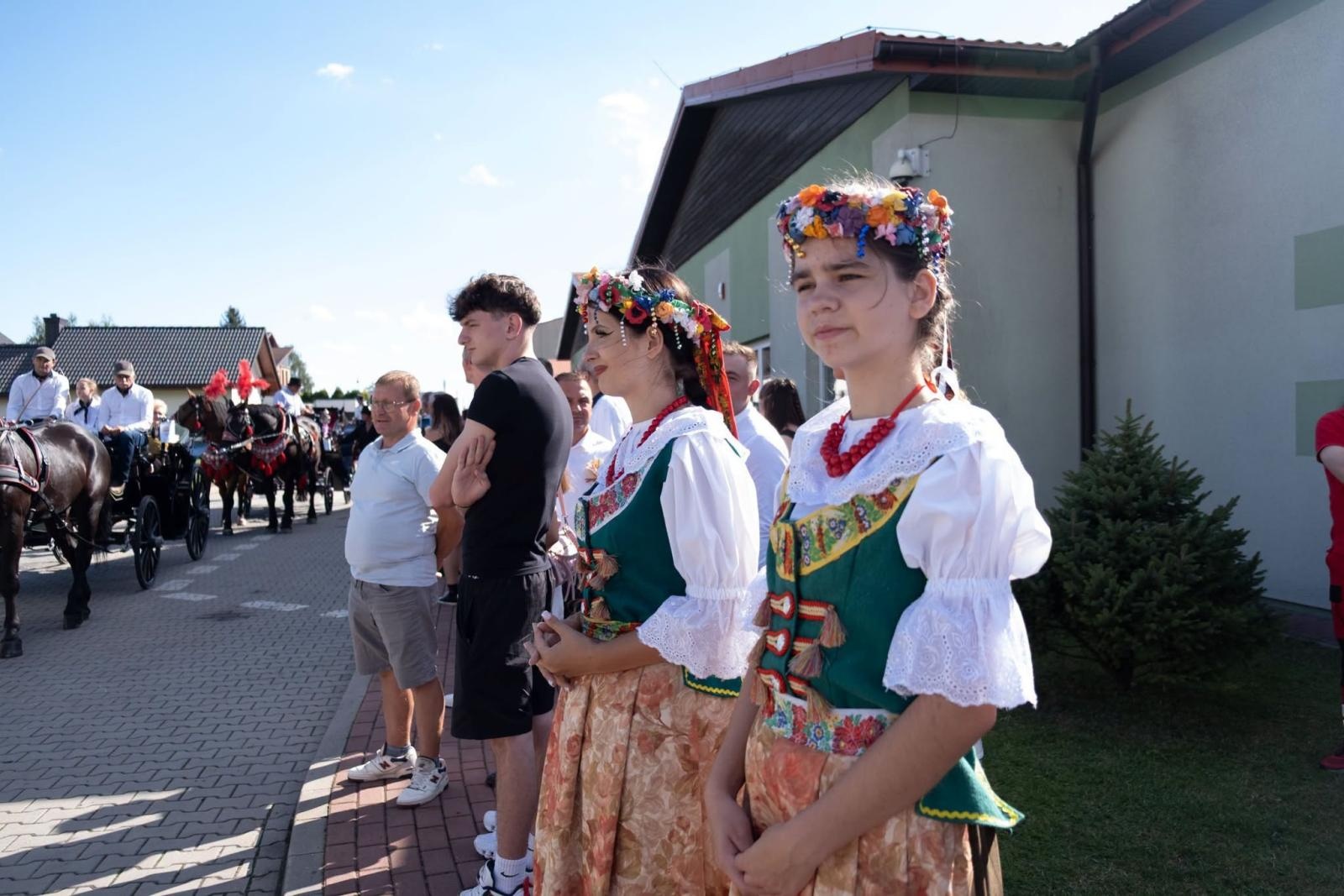 Zdjęcie w galerii na portalu naszwodzislaw.com: Korowód przejechał ulicami Radlina. Tak mieszkańcy świętowali dożynki [FOTO] wiadomości z regionu