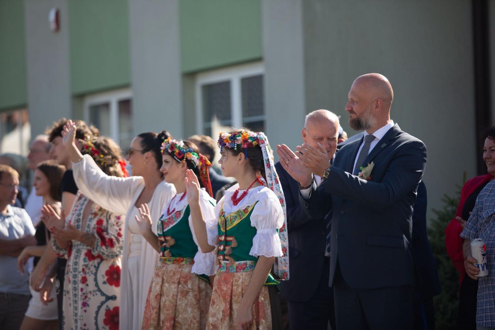 Zdjęcie w galerii na portalu naszwodzislaw.com: Korowód przejechał ulicami Radlina. Tak mieszkańcy świętowali dożynki [FOTO] wiadomości z regionu