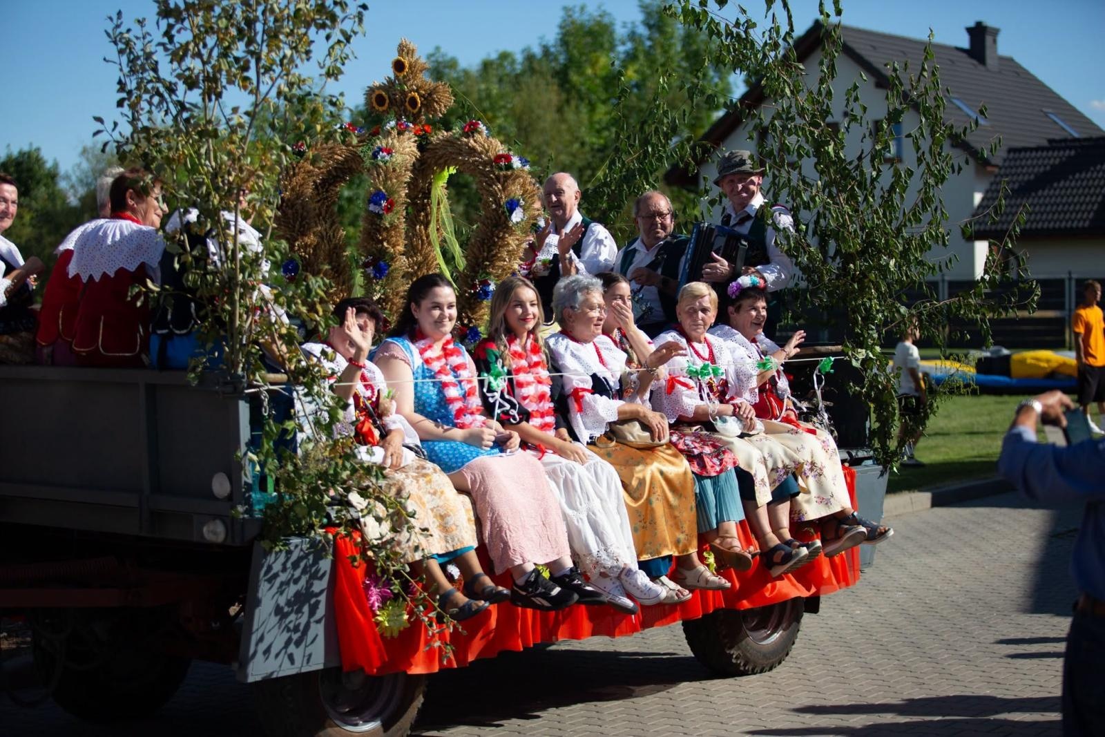 Zdjęcie w galerii na portalu naszwodzislaw.com: Korowód przejechał ulicami Radlina. Tak mieszkańcy świętowali dożynki [FOTO] wiadomości z regionu