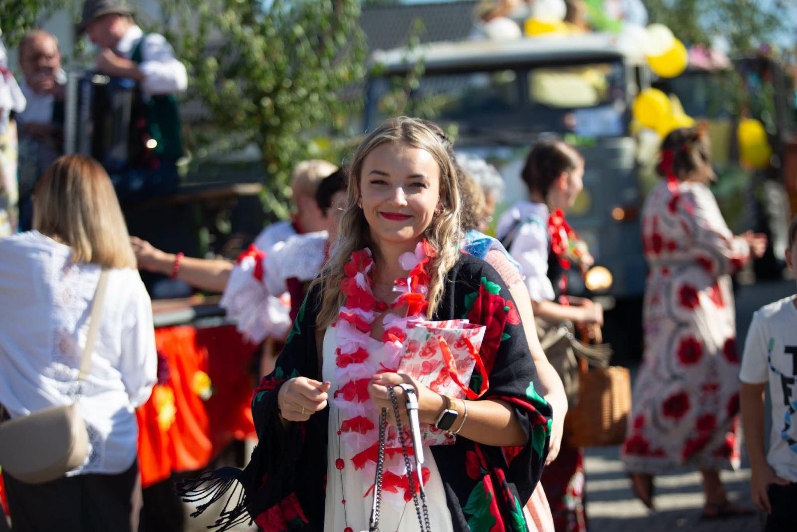 Zdjęcie w galerii na portalu naszwodzislaw.com: Korowód przejechał ulicami Radlina. Tak mieszkańcy świętowali dożynki [FOTO] wiadomości z regionu