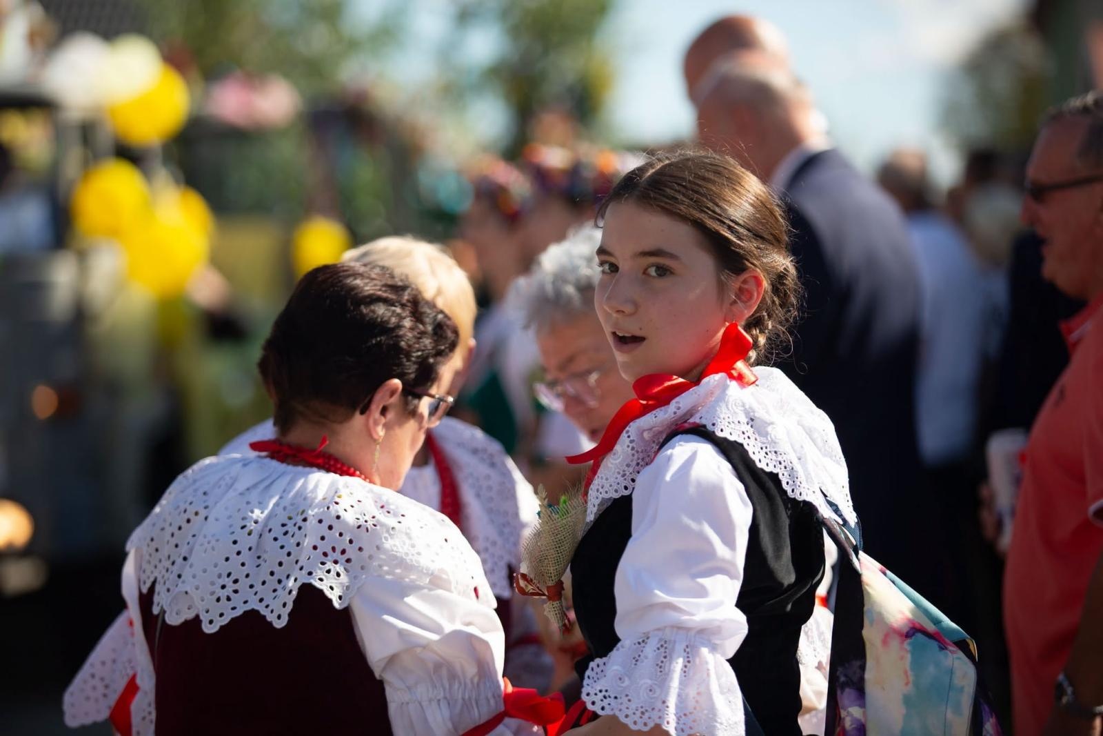 Zdjęcie w galerii na portalu naszwodzislaw.com: Korowód przejechał ulicami Radlina. Tak mieszkańcy świętowali dożynki [FOTO] wiadomości z regionu
