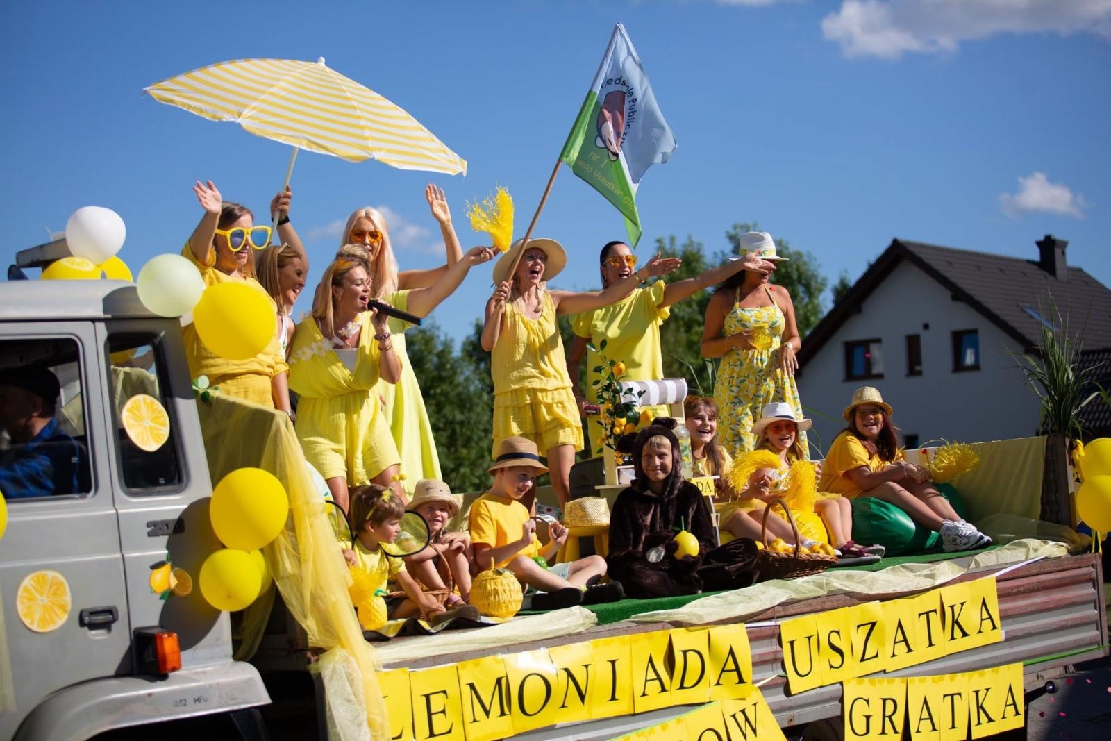 Zdjęcie w galerii na portalu naszwodzislaw.com: Korowód przejechał ulicami Radlina. Tak mieszkańcy świętowali dożynki [FOTO] wiadomości z regionu
