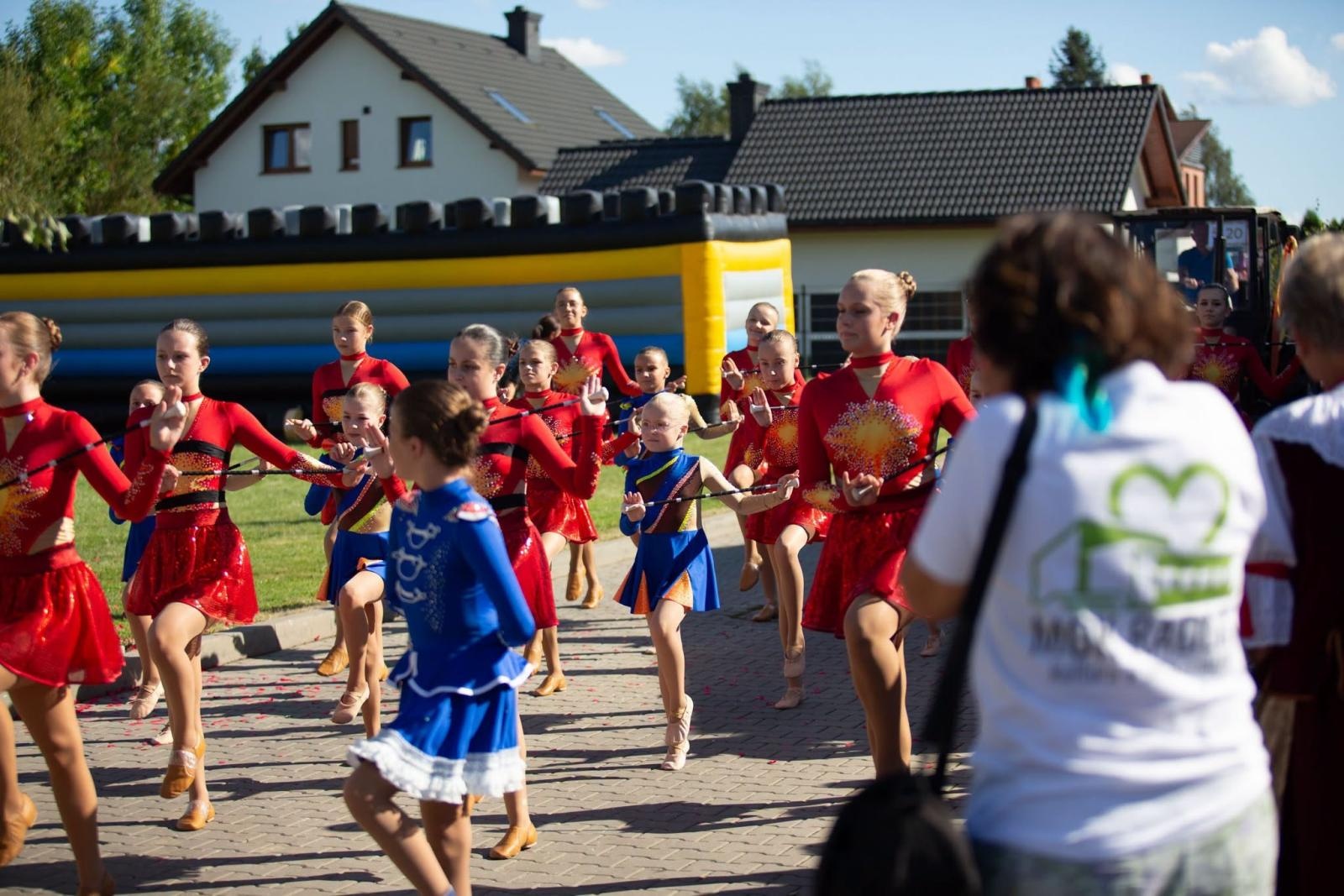 Zdjęcie w galerii na portalu naszwodzislaw.com: Korowód przejechał ulicami Radlina. Tak mieszkańcy świętowali dożynki [FOTO] wiadomości z regionu
