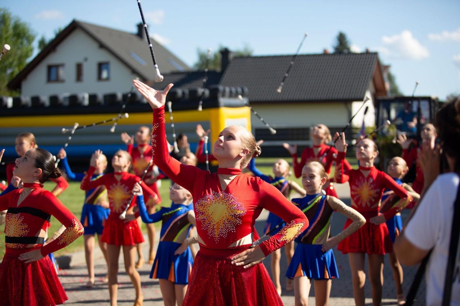 Zdjęcie w galerii na portalu naszwodzislaw.com: Korowód przejechał ulicami Radlina. Tak mieszkańcy świętowali dożynki [FOTO] wiadomości z regionu
