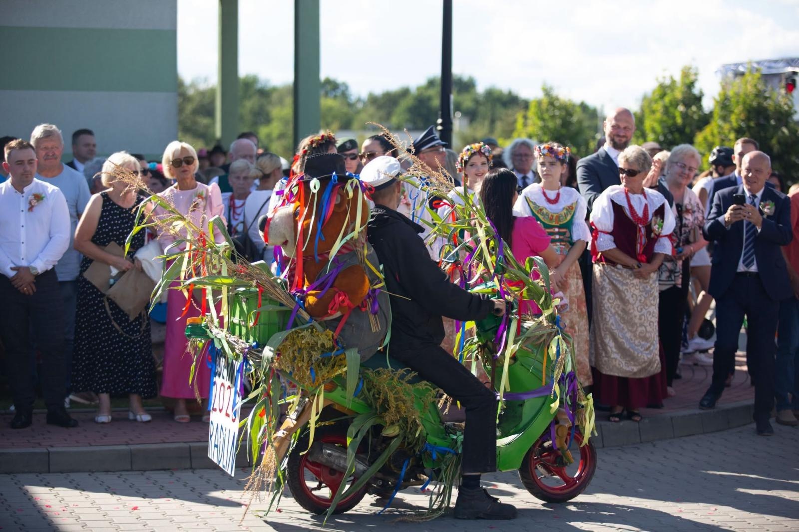 Zdjęcie w galerii na portalu naszwodzislaw.com: Korowód przejechał ulicami Radlina. Tak mieszkańcy świętowali dożynki [FOTO] wiadomości z regionu