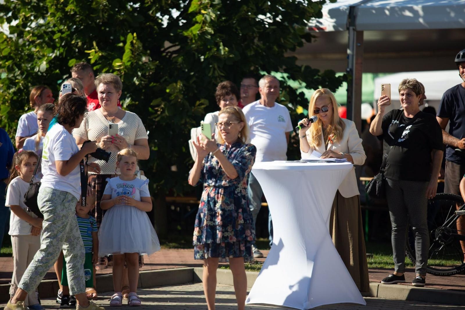 Zdjęcie w galerii na portalu naszwodzislaw.com: Korowód przejechał ulicami Radlina. Tak mieszkańcy świętowali dożynki [FOTO] wiadomości z regionu