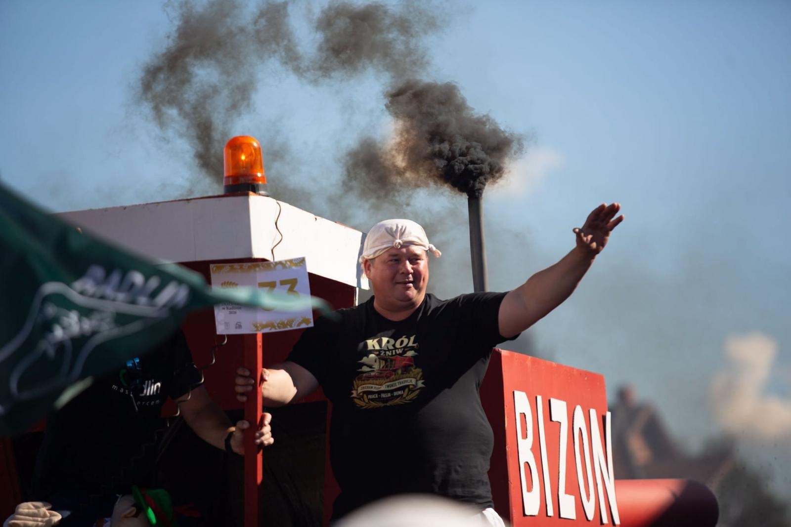 Zdjęcie w galerii na portalu naszwodzislaw.com: Korowód przejechał ulicami Radlina. Tak mieszkańcy świętowali dożynki [FOTO] wiadomości z regionu