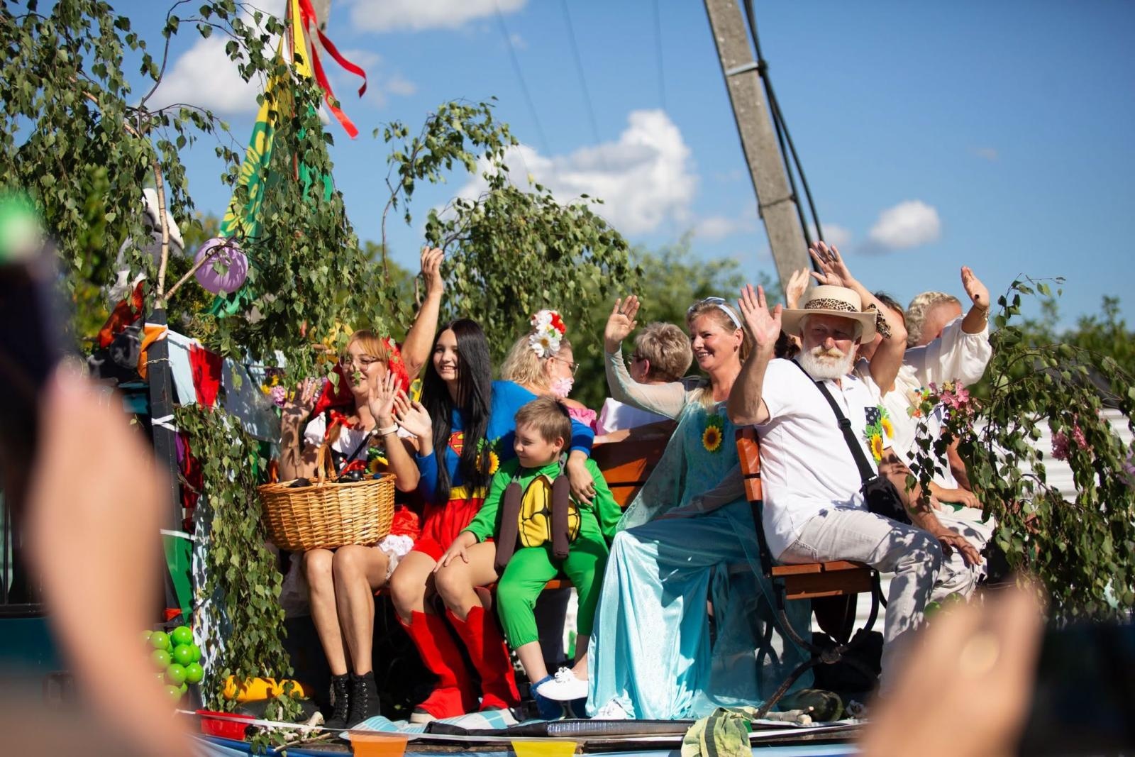 Zdjęcie w galerii na portalu naszwodzislaw.com: Korowód przejechał ulicami Radlina. Tak mieszkańcy świętowali dożynki [FOTO] wiadomości z regionu