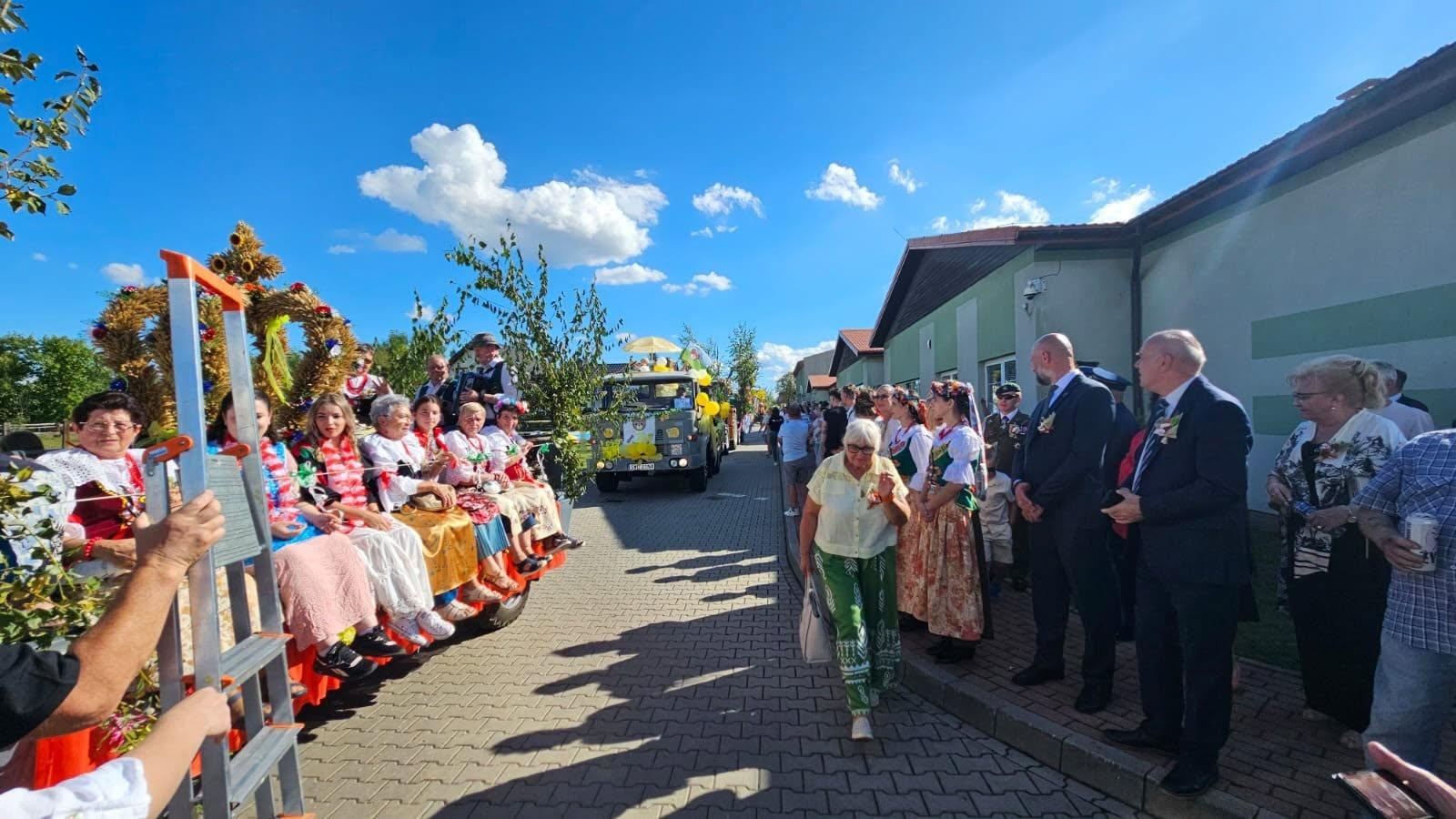 Zdjęcie w galerii na portalu naszwodzislaw.com: Korowód przejechał ulicami Radlina. Tak mieszkańcy świętowali dożynki [FOTO] wiadomości z regionu