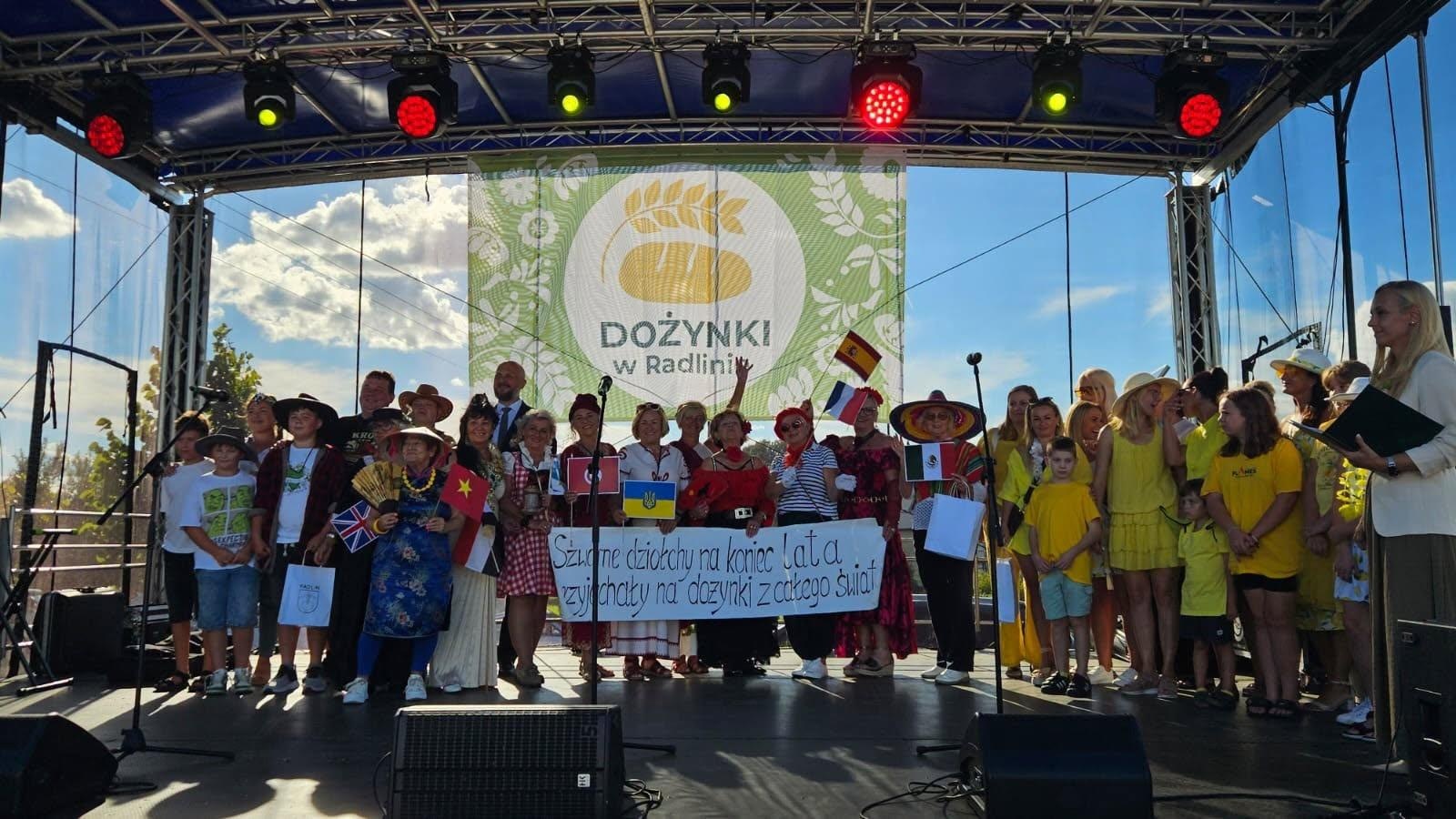 Zdjęcie w galerii na portalu naszwodzislaw.com: Korowód przejechał ulicami Radlina. Tak mieszkańcy świętowali dożynki [FOTO] wiadomości z regionu