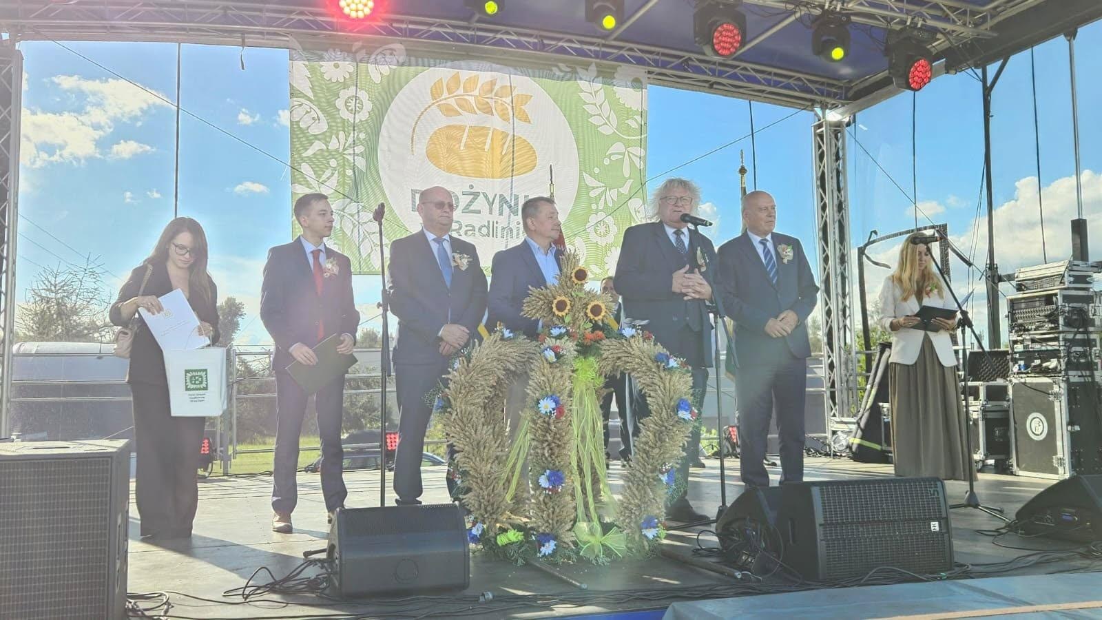 Zdjęcie w galerii na portalu naszwodzislaw.com: Korowód przejechał ulicami Radlina. Tak mieszkańcy świętowali dożynki [FOTO] wiadomości z regionu