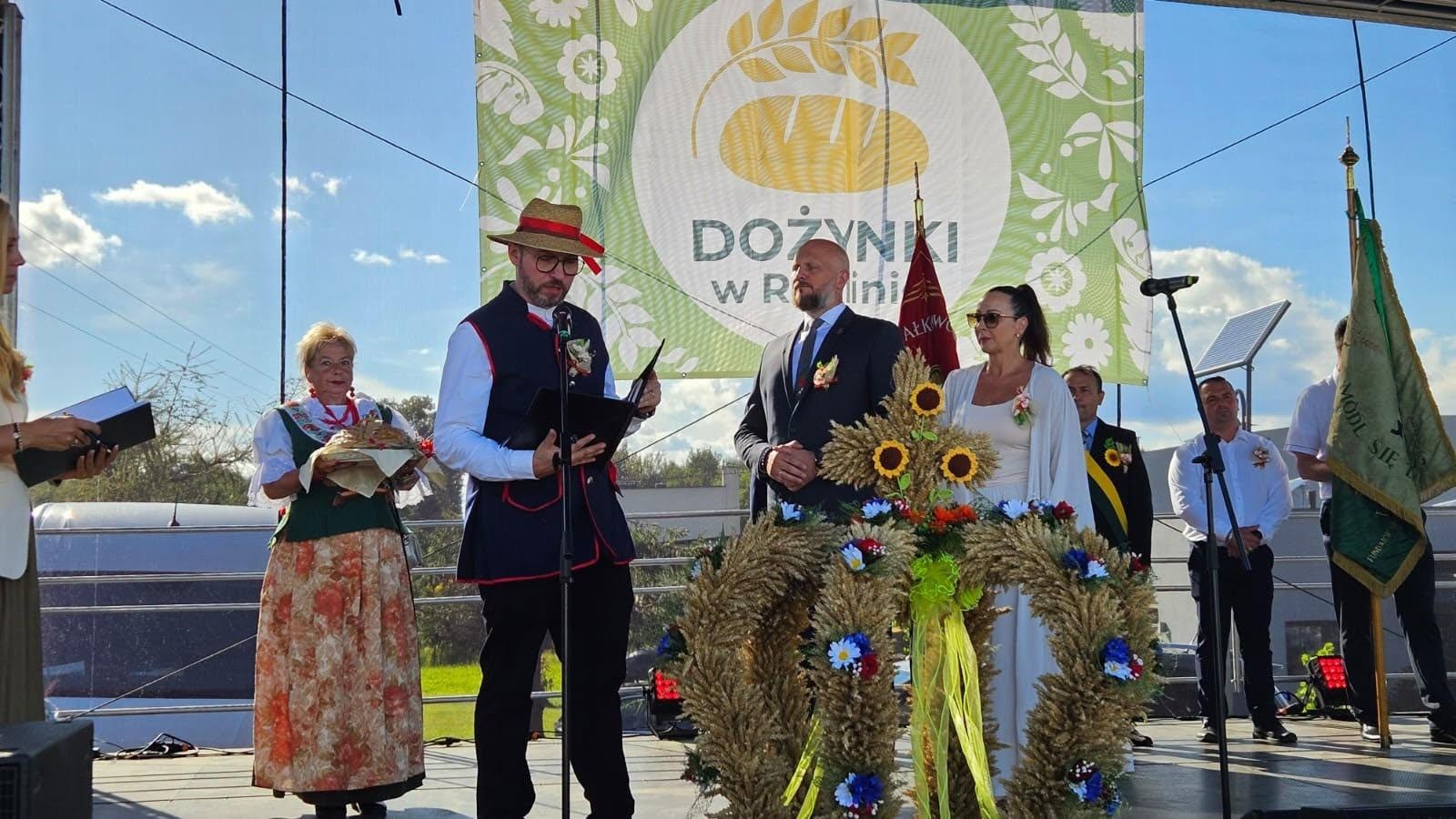 Zdjęcie w galerii na portalu naszwodzislaw.com: Korowód przejechał ulicami Radlina. Tak mieszkańcy świętowali dożynki [FOTO] wiadomości z regionu