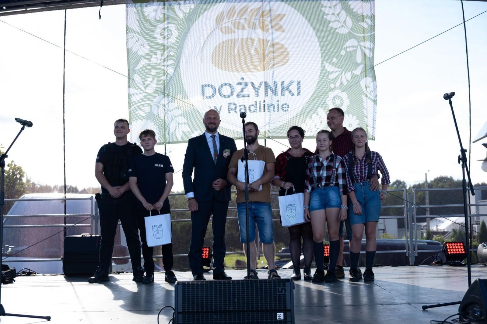Zdjęcie w galerii na portalu naszwodzislaw.com: Korowód przejechał ulicami Radlina. Tak mieszkańcy świętowali dożynki [FOTO] wiadomości z regionu