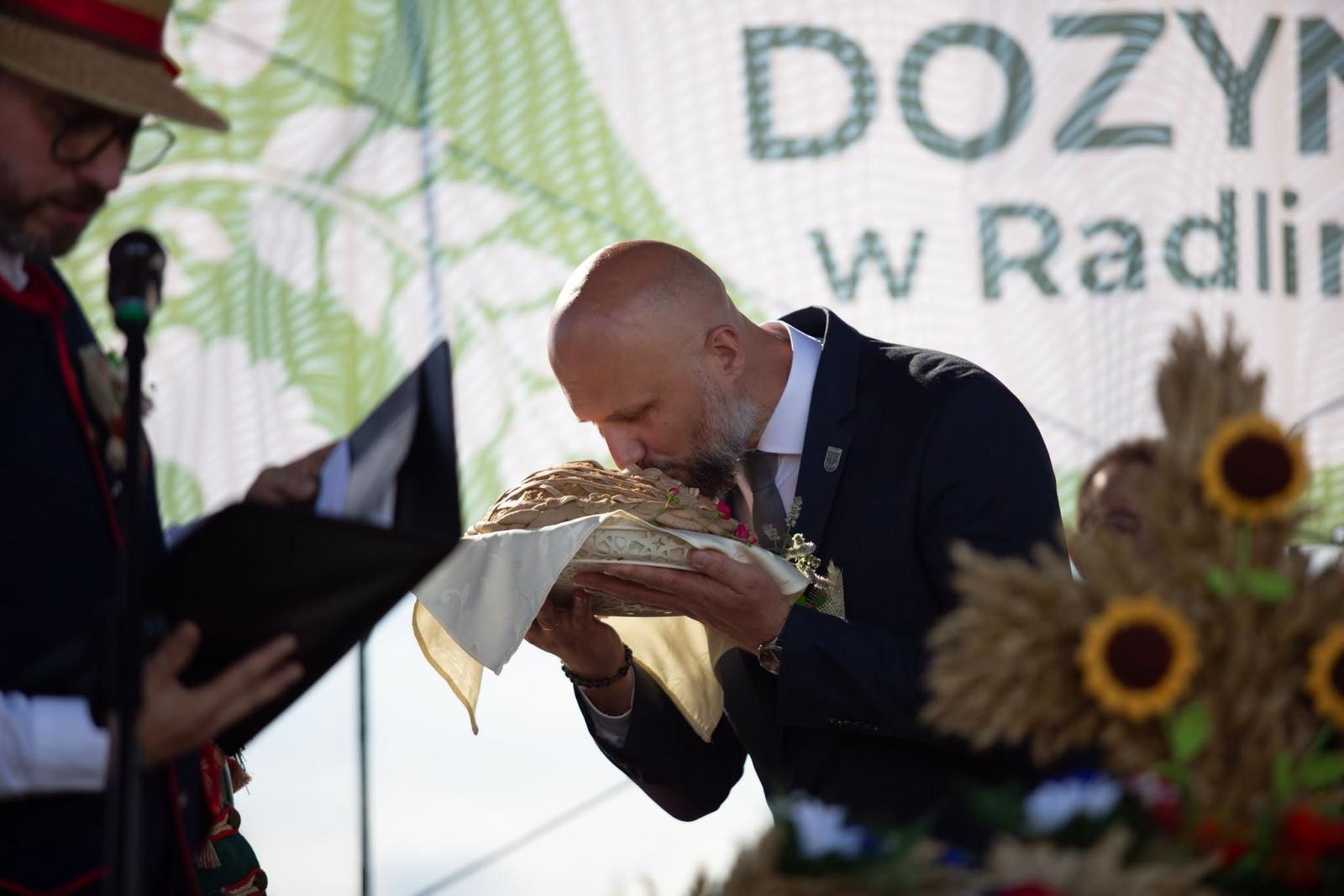 Zdjęcie w galerii na portalu naszwodzislaw.com: Korowód przejechał ulicami Radlina. Tak mieszkańcy świętowali dożynki [FOTO] wiadomości z regionu