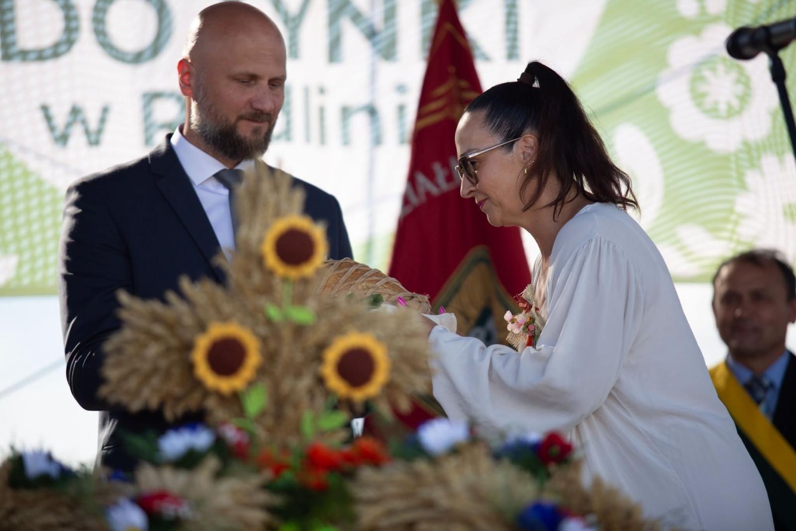 Zdjęcie w galerii na portalu naszwodzislaw.com: Korowód przejechał ulicami Radlina. Tak mieszkańcy świętowali dożynki [FOTO] wiadomości z regionu