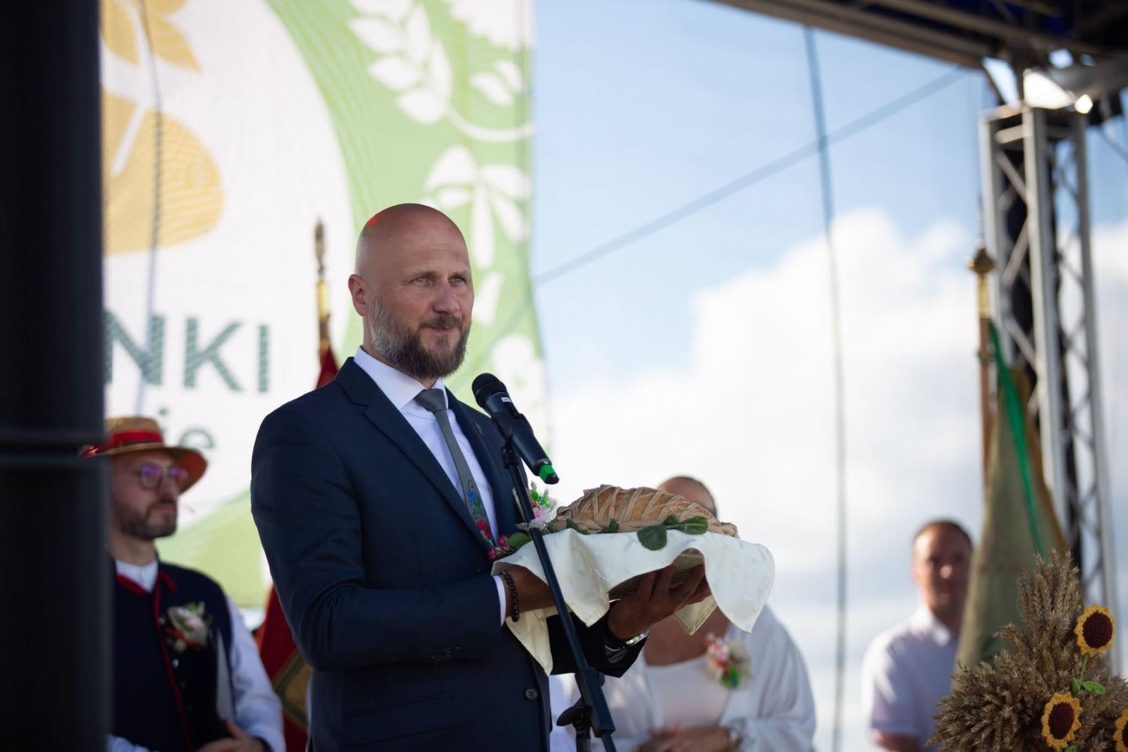 Zdjęcie w galerii na portalu naszwodzislaw.com: Korowód przejechał ulicami Radlina. Tak mieszkańcy świętowali dożynki [FOTO] wiadomości z regionu