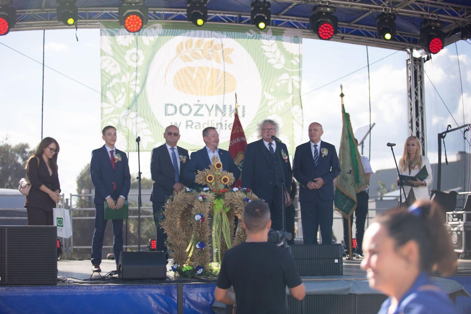 Zdjęcie w galerii na portalu naszwodzislaw.com: Korowód przejechał ulicami Radlina. Tak mieszkańcy świętowali dożynki [FOTO] wiadomości z regionu