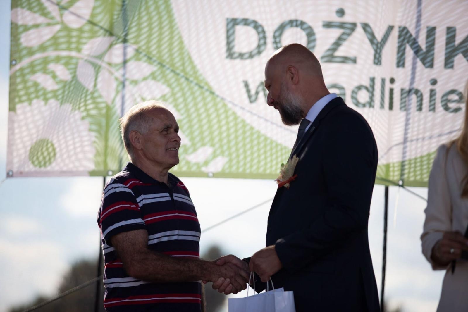 Zdjęcie w galerii na portalu naszwodzislaw.com: Korowód przejechał ulicami Radlina. Tak mieszkańcy świętowali dożynki [FOTO] wiadomości z regionu
