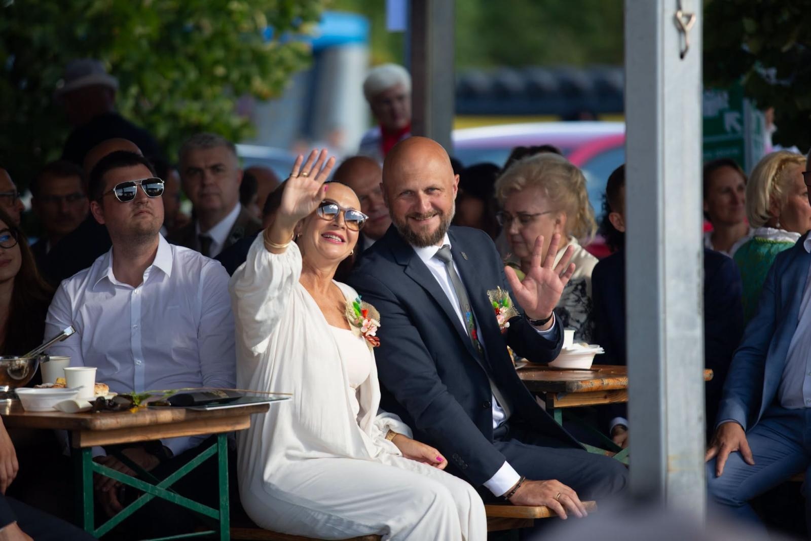 Zdjęcie w galerii na portalu naszwodzislaw.com: Korowód przejechał ulicami Radlina. Tak mieszkańcy świętowali dożynki [FOTO] wiadomości z regionu