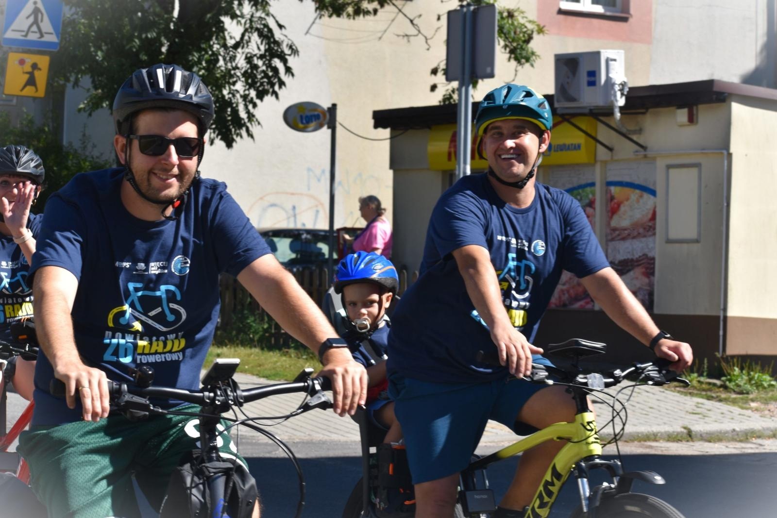 Zdjęcie w galerii na portalu naszwodzislaw.com: Prawie 900 rowerzystów na jednej trasie. Tak wyglądał XXVI Powiatowy Rajd Rowerowy [FOTO] wiadomości z regionu