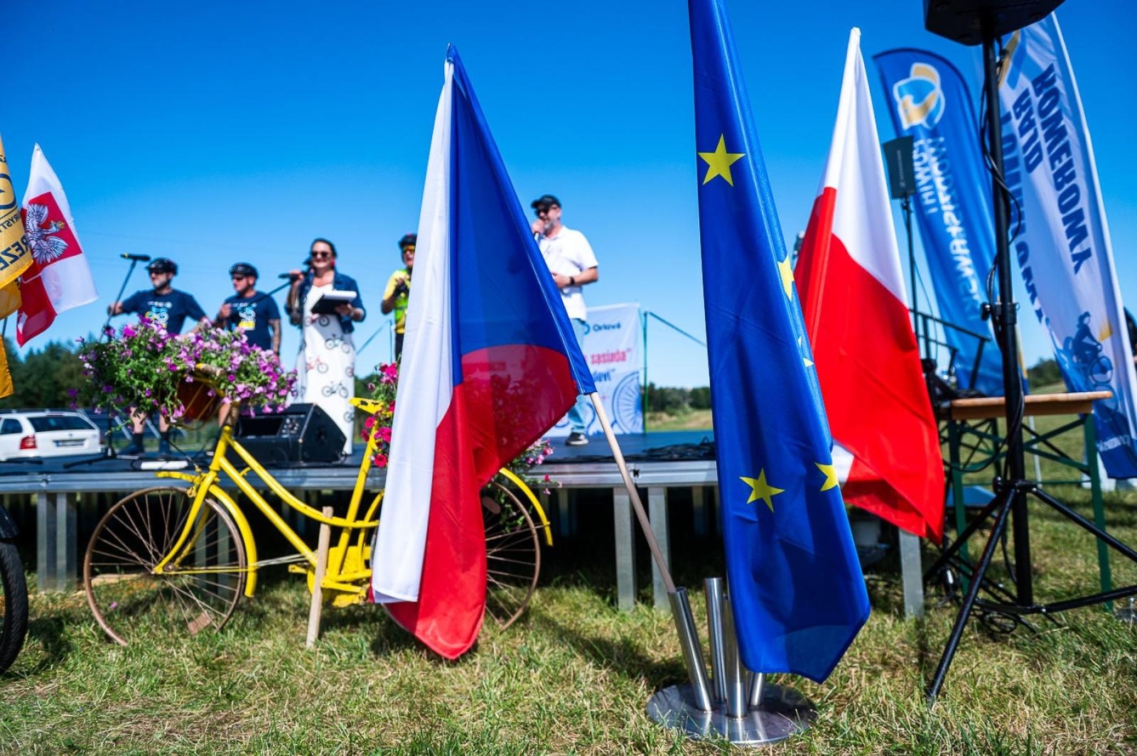 Zdjęcie w galerii na portalu naszwodzislaw.com: Prawie 900 rowerzystów na jednej trasie. Tak wyglądał XXVI Powiatowy Rajd Rowerowy [FOTO] wiadomości z regionu