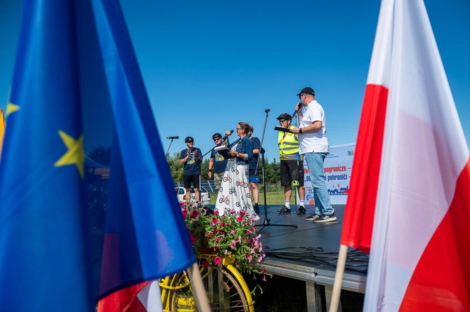 Zdjęcie w galerii na portalu naszwodzislaw.com: Prawie 900 rowerzystów na jednej trasie. Tak wyglądał XXVI Powiatowy Rajd Rowerowy [FOTO] wiadomości z regionu