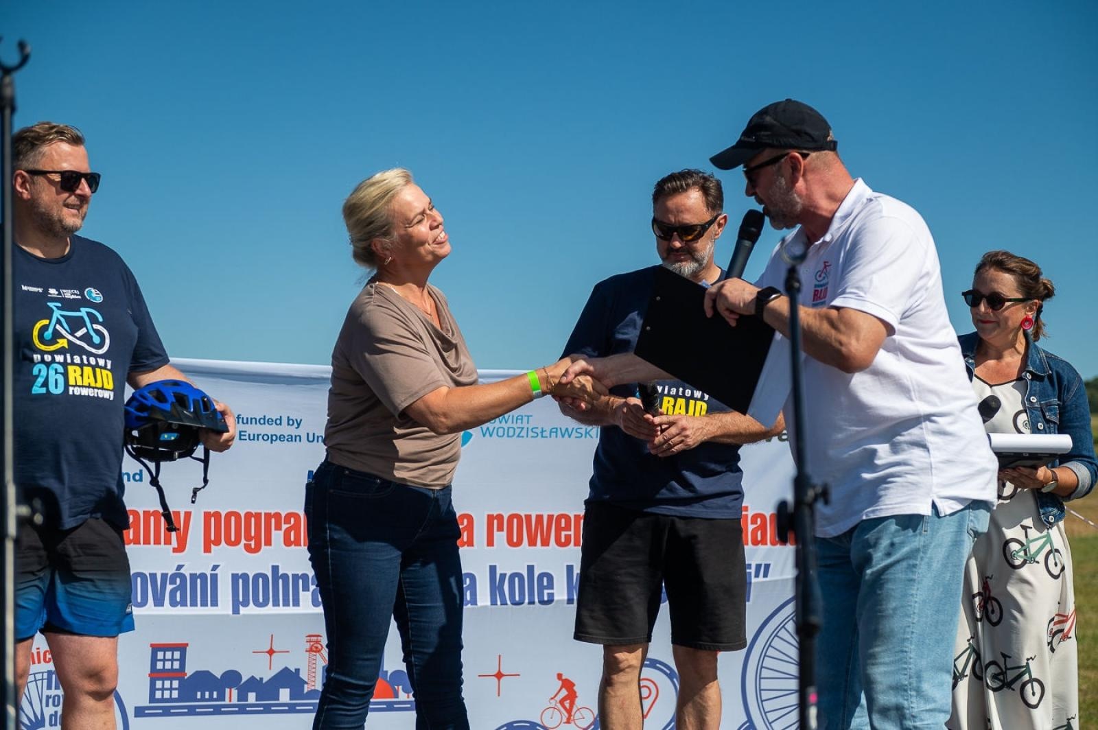 Zdjęcie w galerii na portalu naszwodzislaw.com: Prawie 900 rowerzystów na jednej trasie. Tak wyglądał XXVI Powiatowy Rajd Rowerowy [FOTO] wiadomości z regionu