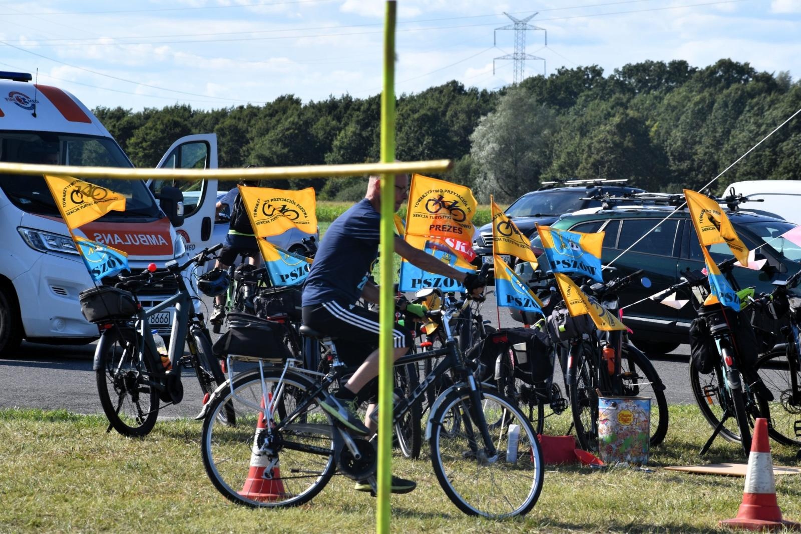 Zdjęcie w galerii na portalu naszwodzislaw.com: Prawie 900 rowerzystów na jednej trasie. Tak wyglądał XXVI Powiatowy Rajd Rowerowy [FOTO] wiadomości z regionu