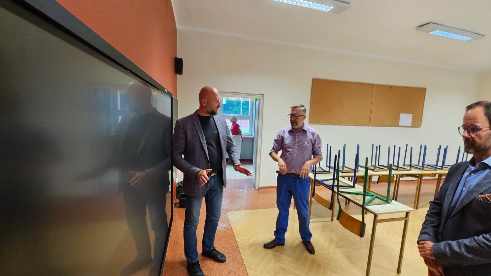 Zdjęcie w galerii na portalu naszwodzislaw.com: Radlin gotowy na pierwszy dzwonek. Burmistrz sprawdził szkoły i przedszkola wiadomości z regionu