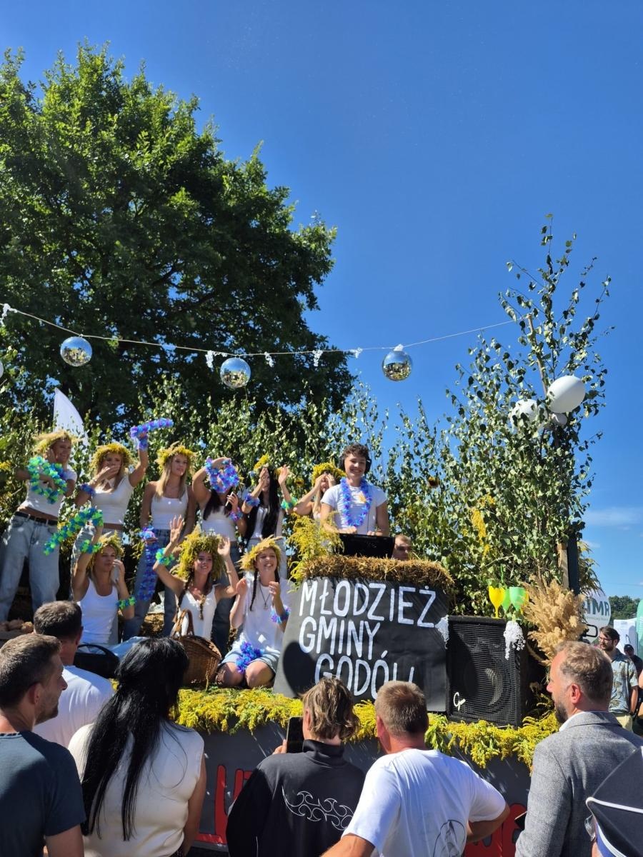 Zdjęcie w galerii na portalu naszwodzislaw.com: Krostoszowice i Podbucze świętowały na całego. Tak wyglądały wojewódzkie dożynki wiadomości z regionu