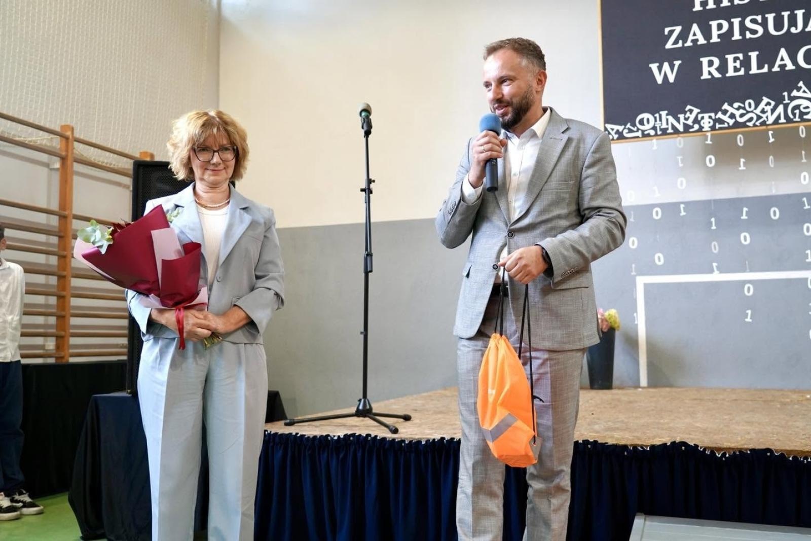Zdjęcie w galerii na portalu naszwodzislaw.com: Pierwszaki z Rydułtów dostały prezenty. Mają przypominać o bezpieczeństwie wiadomości z regionu