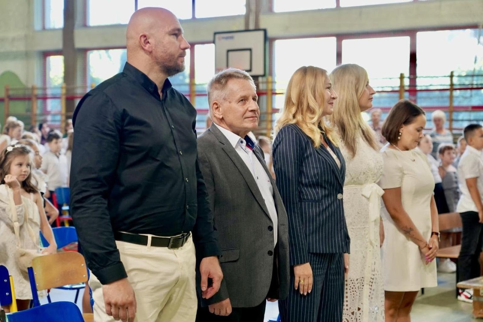 Zdjęcie w galerii na portalu naszwodzislaw.com: Pierwszaki z Rydułtów dostały prezenty. Mają przypominać o bezpieczeństwie wiadomości z regionu
