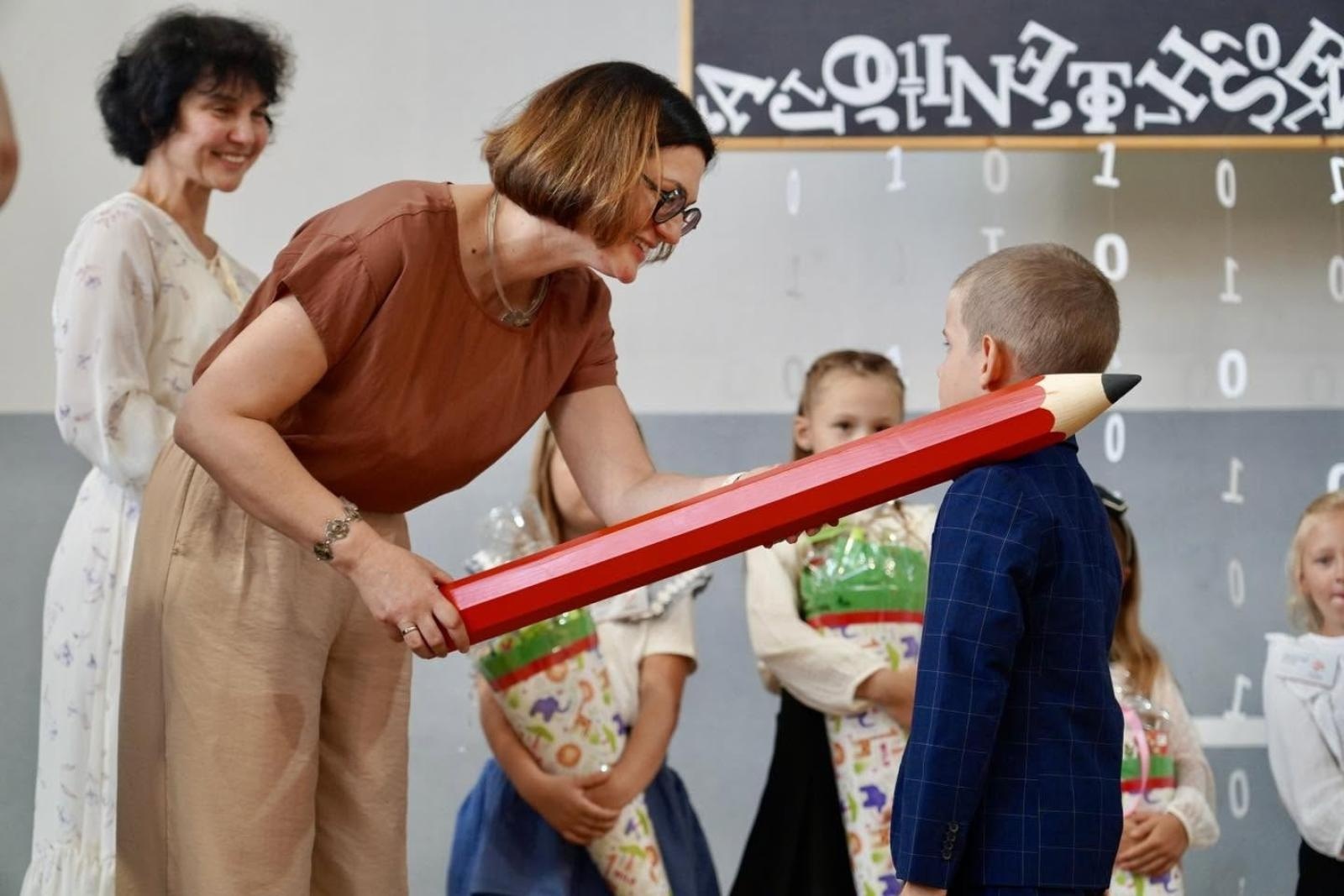 Zdjęcie w galerii na portalu naszwodzislaw.com: Pierwszaki z Rydułtów dostały prezenty. Mają przypominać o bezpieczeństwie wiadomości z regionu