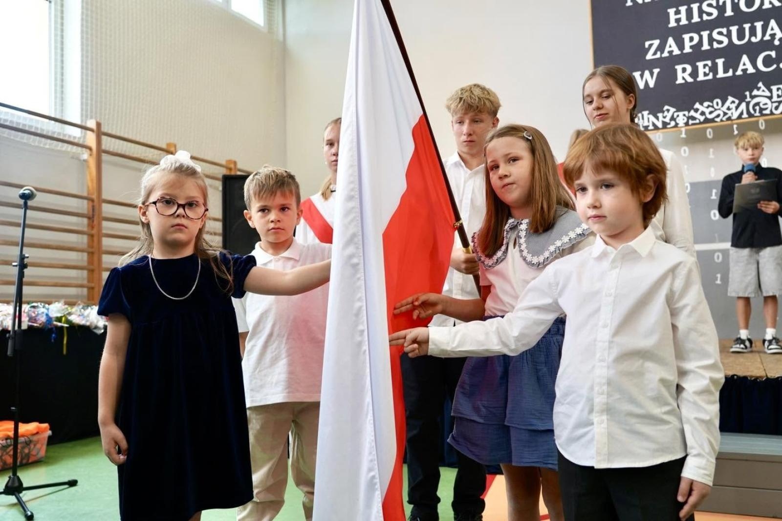 Zdjęcie w galerii na portalu naszwodzislaw.com: Pierwszaki z Rydułtów dostały prezenty. Mają przypominać o bezpieczeństwie wiadomości z regionu