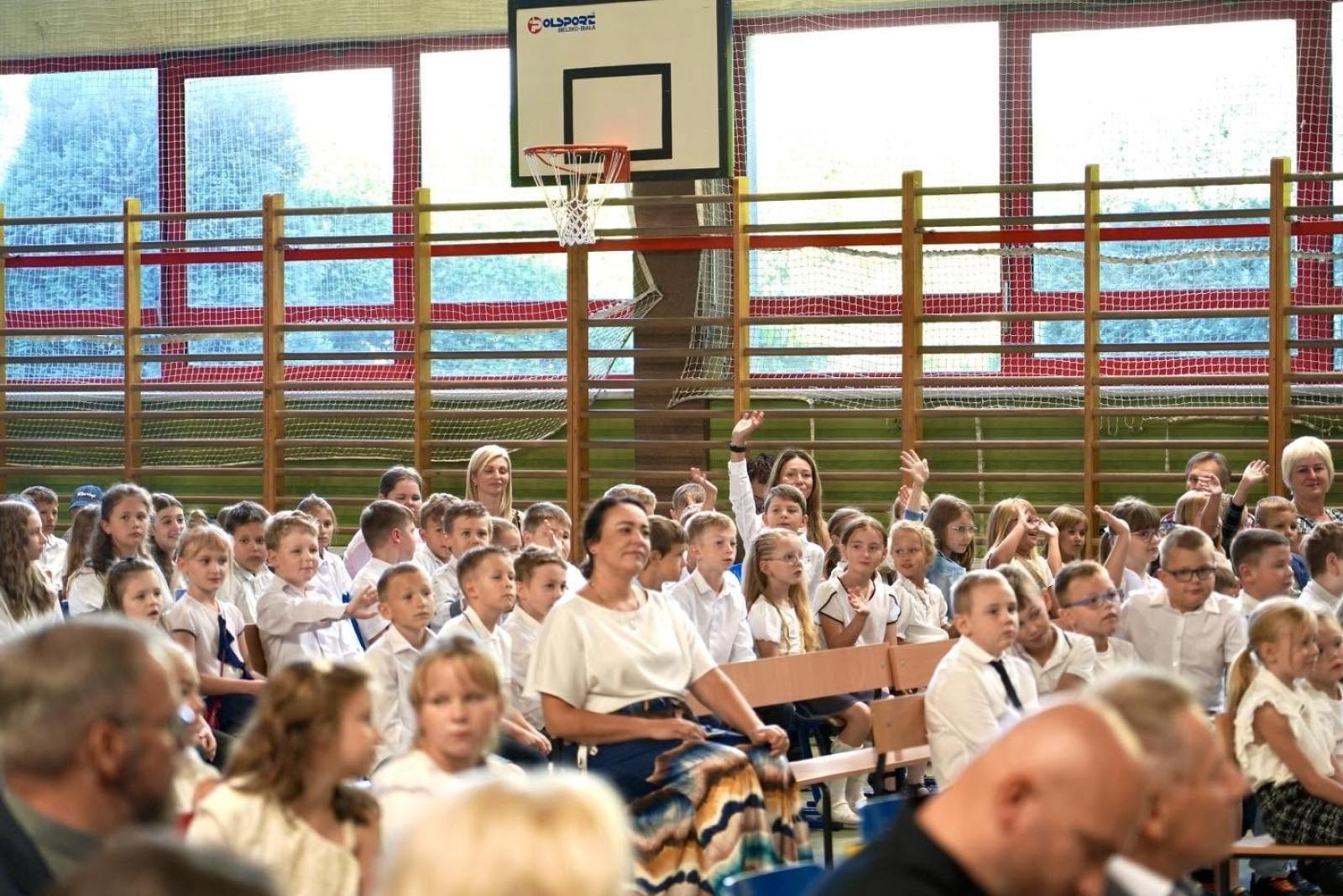 Zdjęcie w galerii na portalu naszwodzislaw.com: Pierwszaki z Rydułtów dostały prezenty. Mają przypominać o bezpieczeństwie wiadomości z regionu