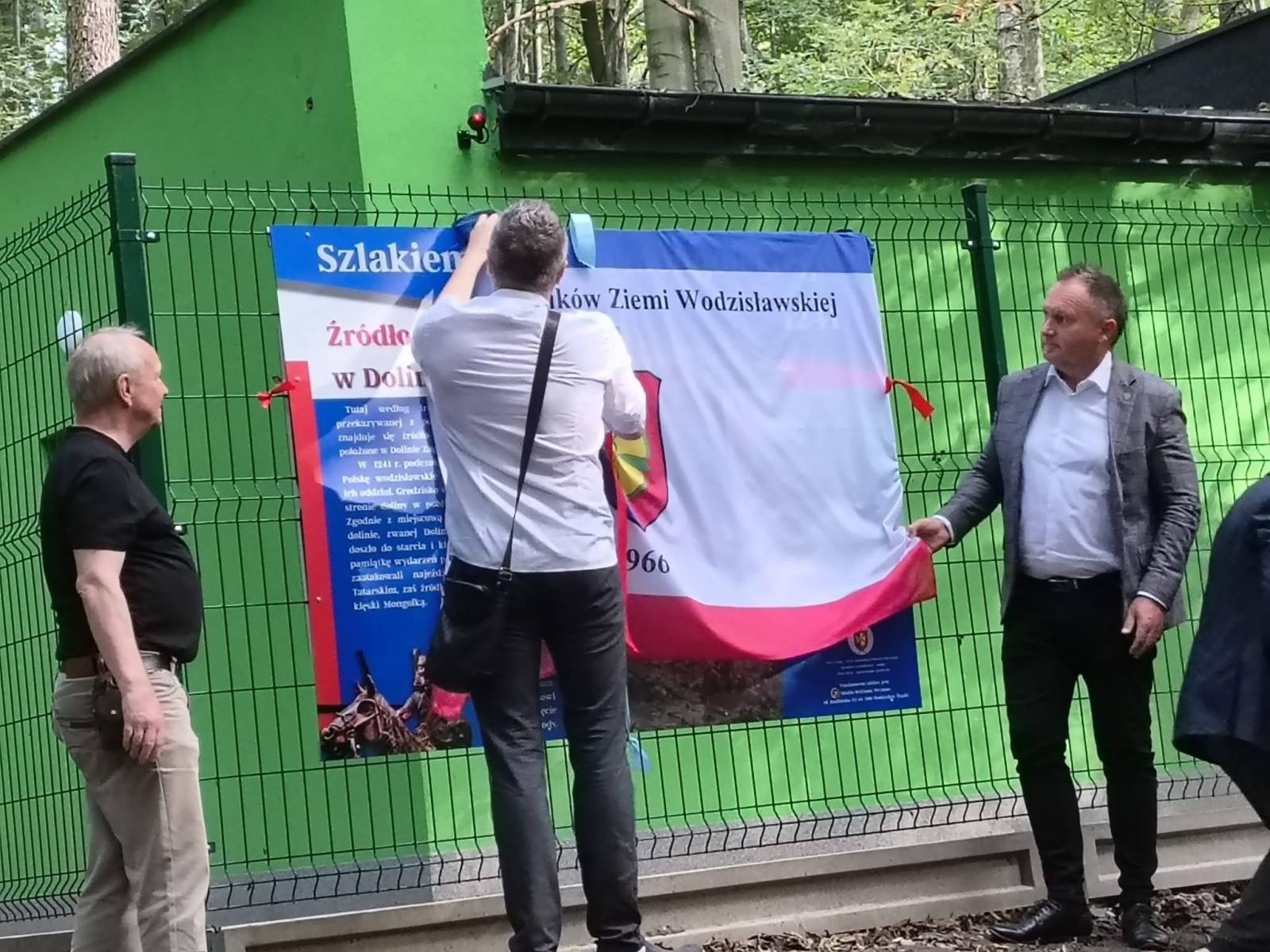 Zdjęcie w galerii na portalu naszwodzislaw.com: Mongołowie mieli ponieść tu klęskę. Tajemnicze miejsce w Wodzisławiu doczekało się tablicy wiadomości z regionu